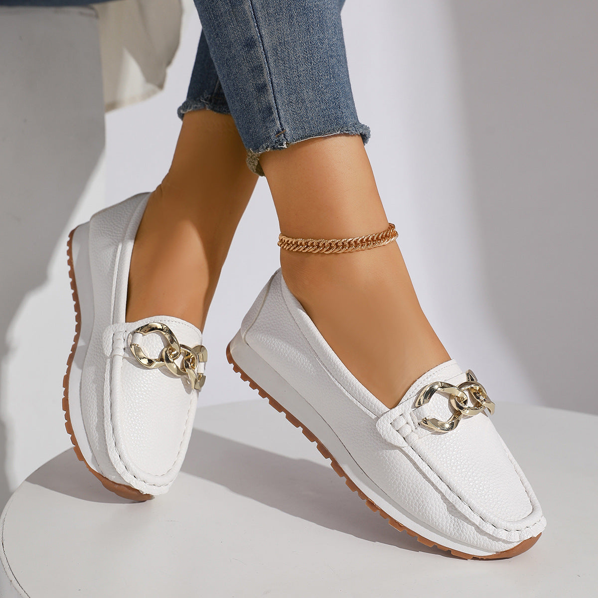 Mocassins "Soft-Chain" – Cuir Souple, Détail Chaîne Dorée & Confort "Nuage"
Le luxe décontracté au service de vos pieds