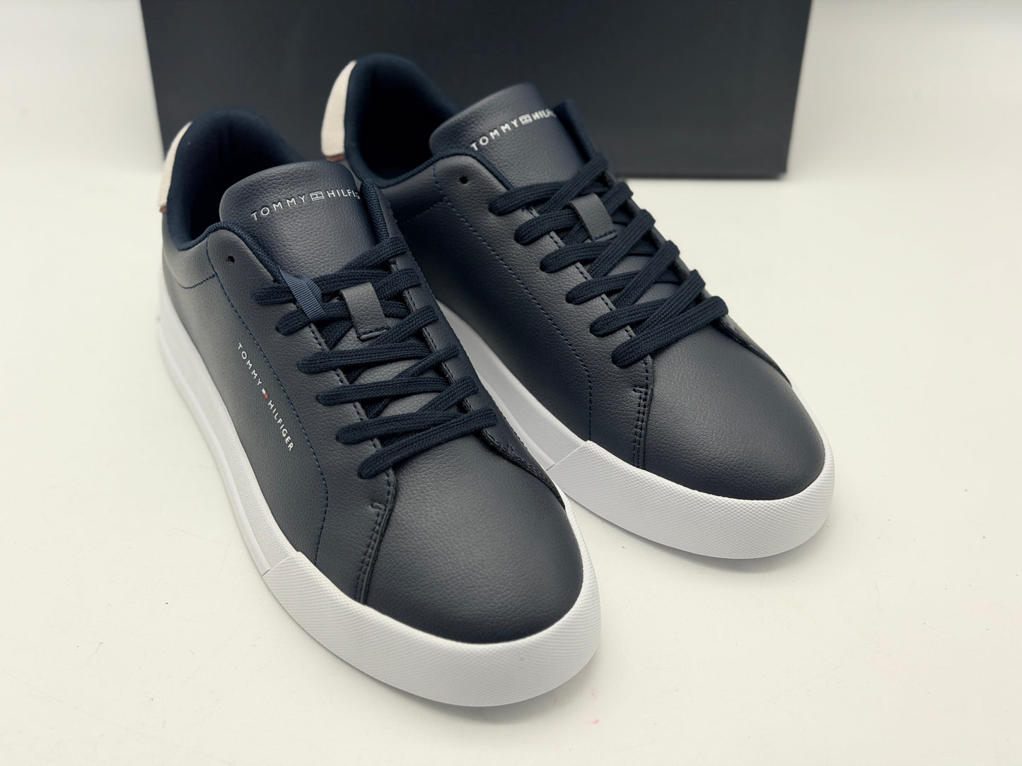 Tommy Hilfiger Baskets Homme Détail Essential en Cuir, Noir (Black/Black), 43