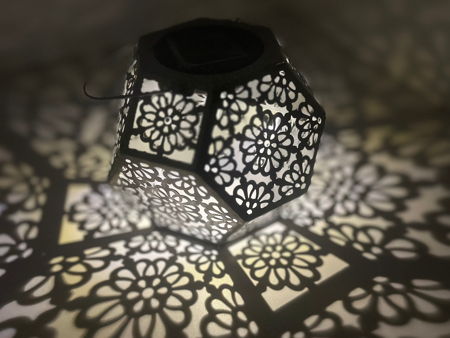 Lanterne Solaire LED Exterieur Lampe Solaire de Jardin Exterieur Suspendue Étanche Lumière Accrochant Éclairage Décorative Forme de Diamant pour Jardin Patio Pelouse Couloir Allée - Argent
