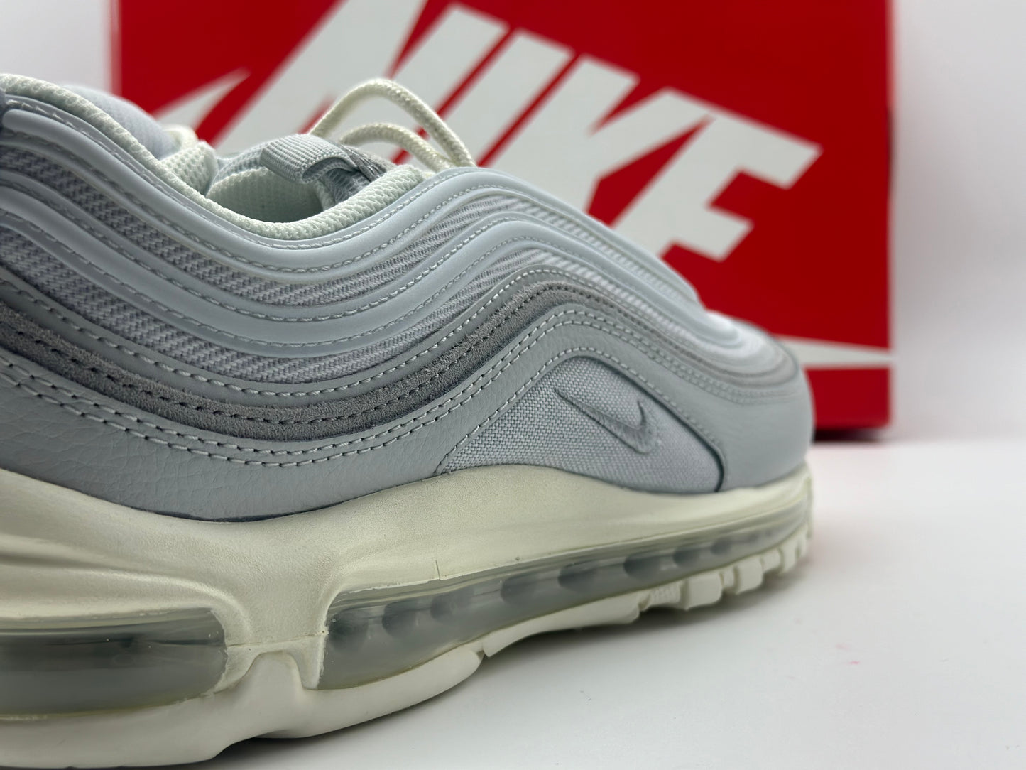 Nike Sportswear
AIR MAX 97 - Baskets basses neuves et authentique tailles. 42,5. Et 44