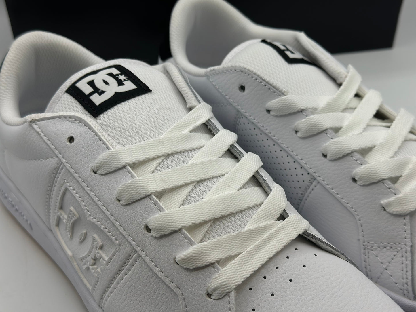 DC Shoes Striker-pour Homme Basket, Blanc, 44 EU