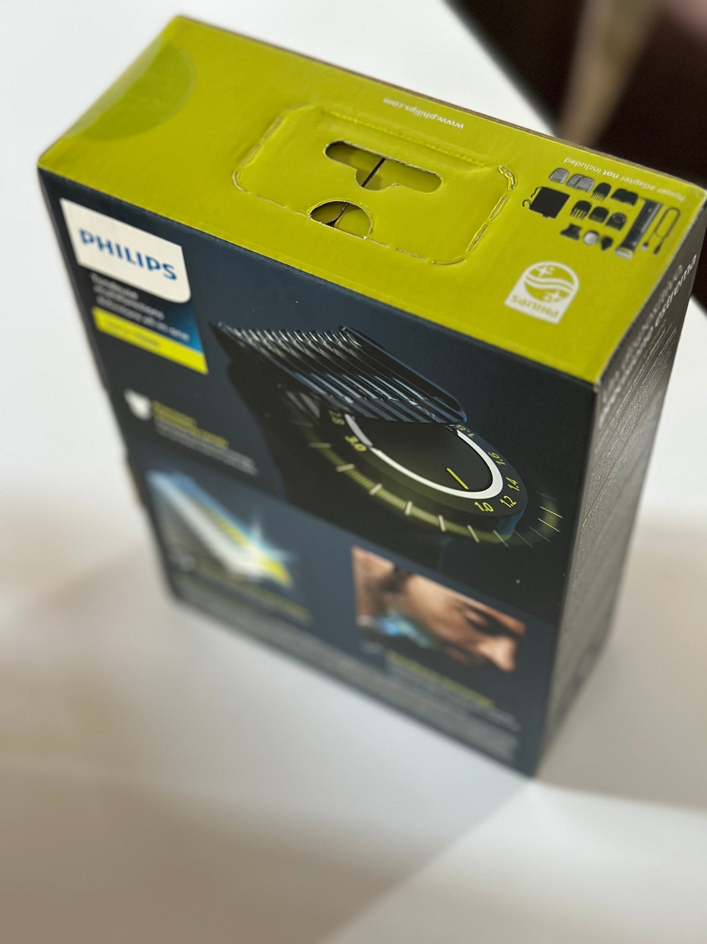 Philips Multigroom Series 7000 - Tondeuse tout-en-un équipée de 14 sabots pour le visage, la tête et le corps, et 21 hauteurs de coupe (de 0,5 à 16 mm) pour une précision ultime (modèle MG7930/15)