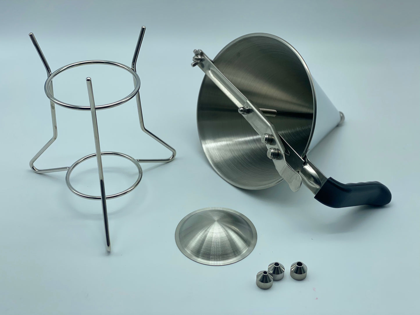Entonnoir de confiserie 1,8 L avec 3 Buses de différentes Tailles, Entonnoir de Cuisson en Acier Inoxydable 304 de qualité Alimentaire avec Support amélioré pour Une Utilisation en Boulangerie.