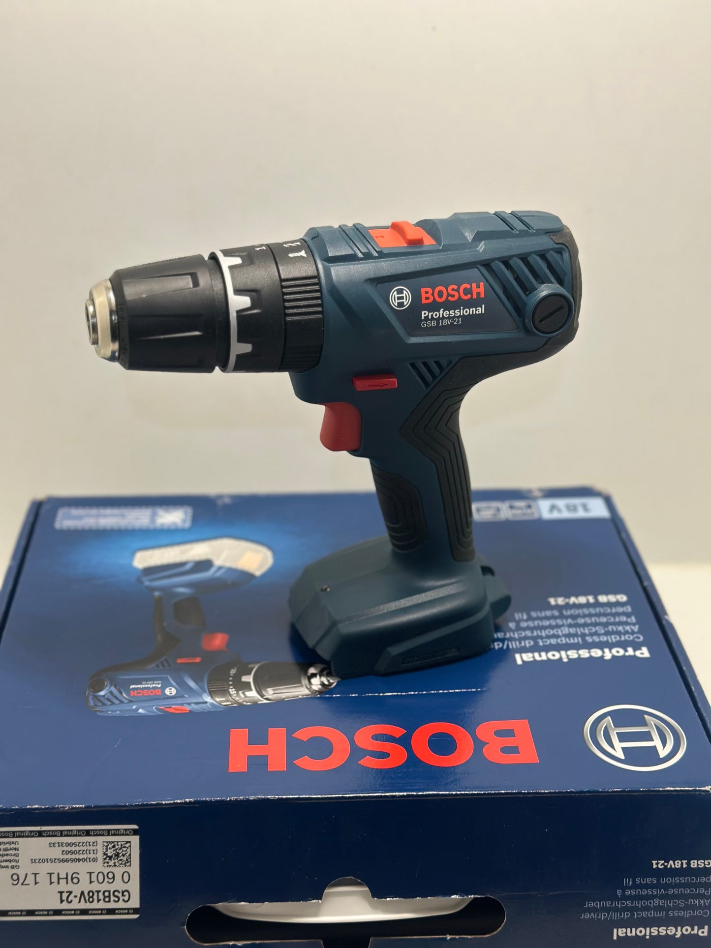 Bosch Professional 18V System perceuse-visseuse à percussion sans-fil GSB 18V-21 (couple maxi 55 Nm, sans batterie ni chargeur, dans carton)