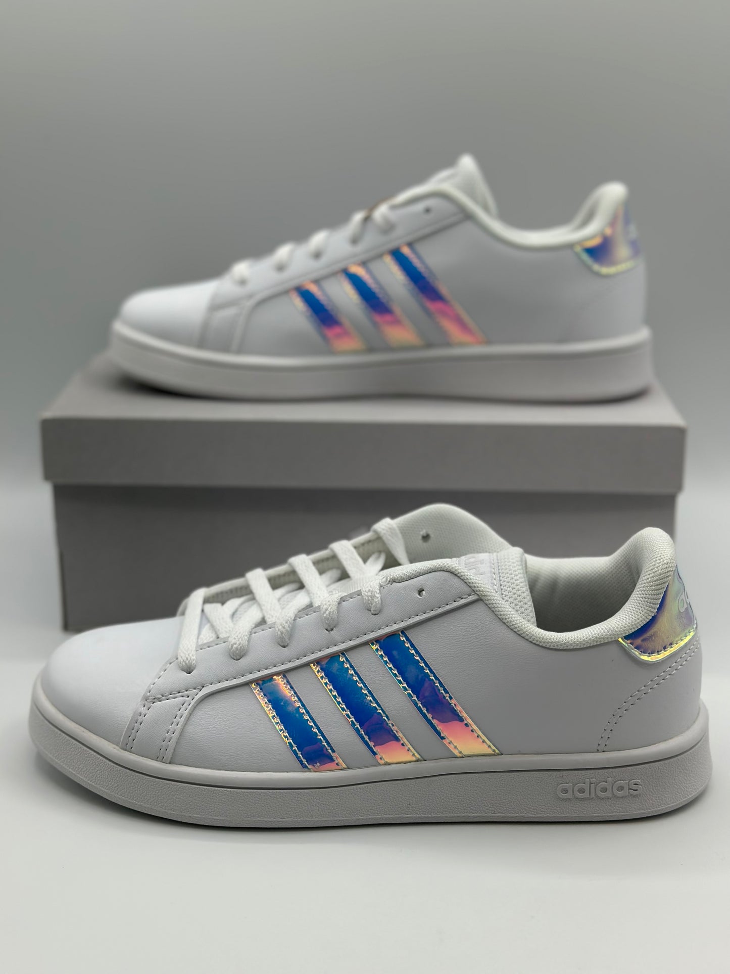 Baskets femme à bandes irisées – Adidas Grand Court K blanc
