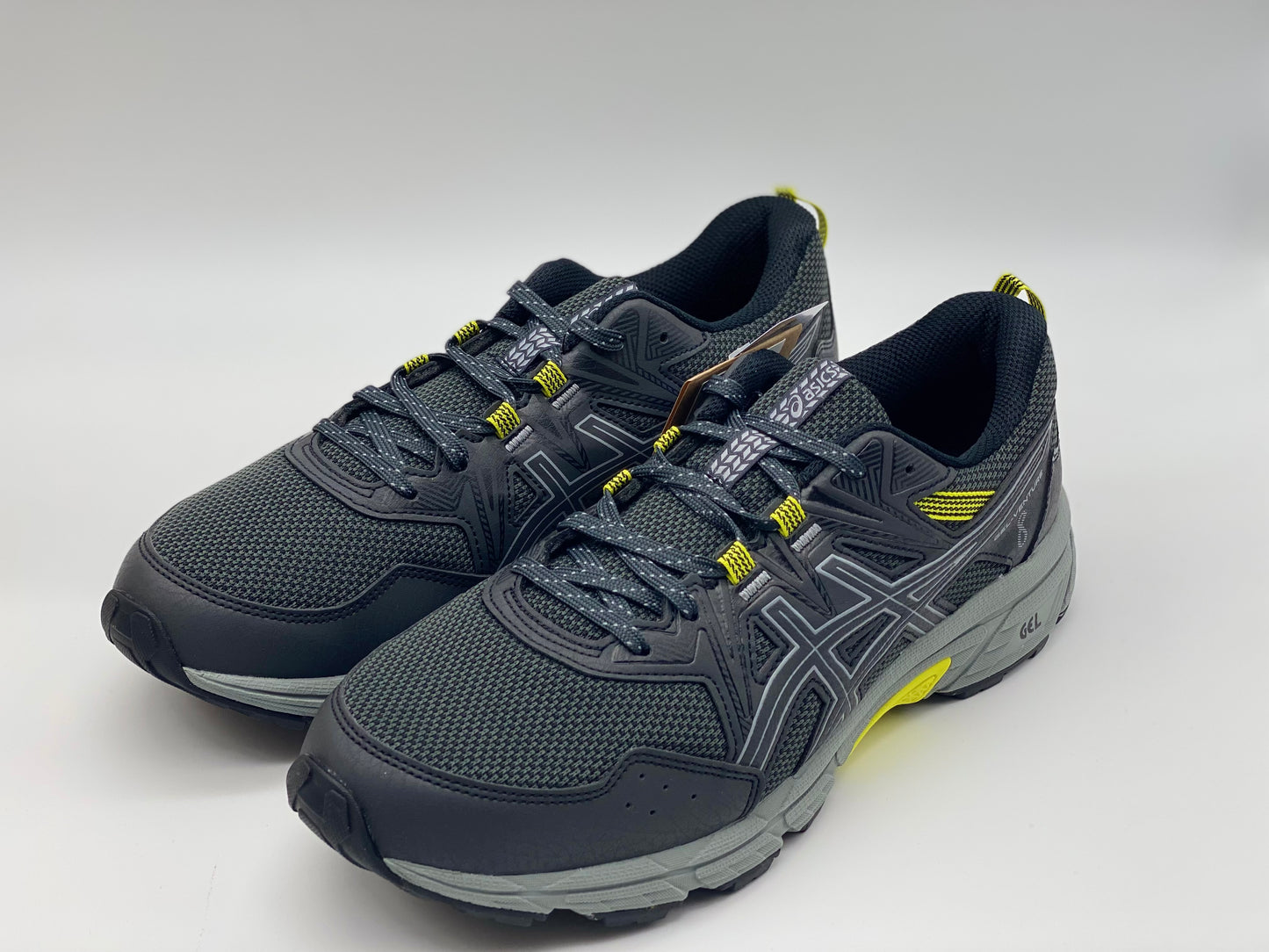 Baskets Asics neuves et authentique taille 42,5