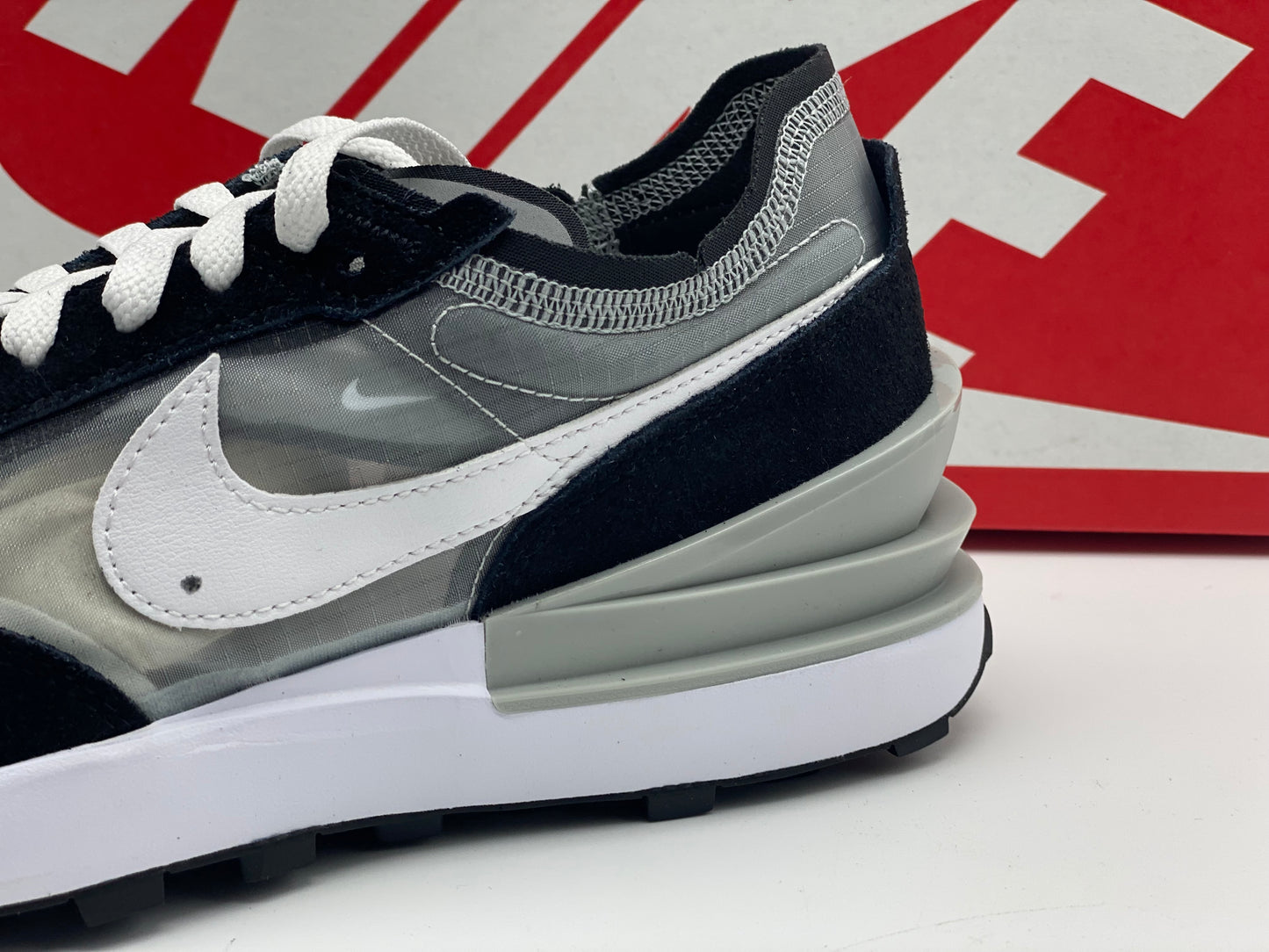 Nike Chaussure pour Homme neuves et authentique taille 42,5 et 43