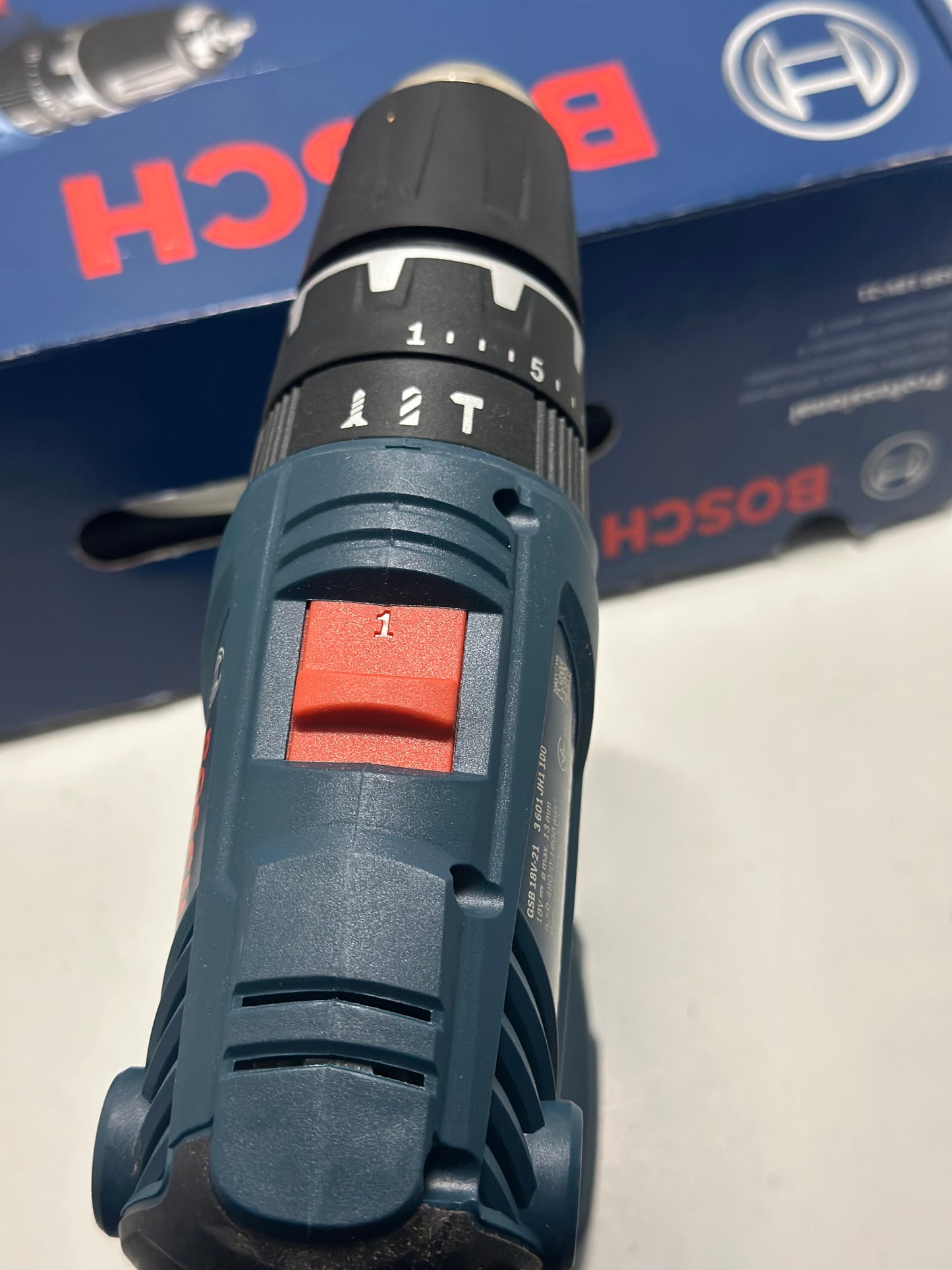Bosch Professional 18V System perceuse-visseuse à percussion sans-fil GSB 18V-21 (couple maxi 55 Nm, sans batterie ni chargeur, dans carton)