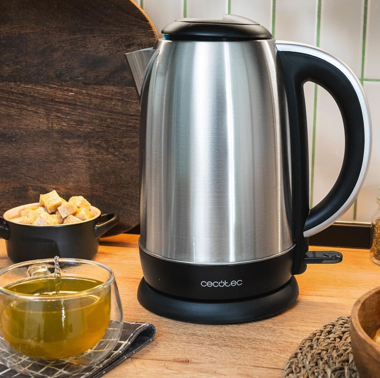 Cecotec Bouilloire Électrique de 1,7L Thermosense 200 Steel. 2200W, Corps en Acier Inoxydable, Base Rotative à 360º, Indicateur Lumineux, Double Système de Protection.