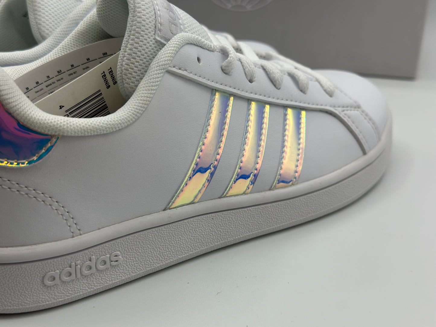 Baskets femme à bandes irisées – Adidas Grand Court K blanc