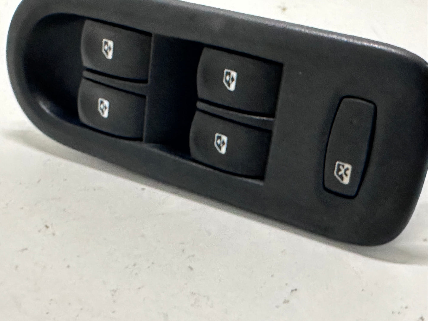 Renault Télécommande Lève-vitre avant gauche compatible Clio Grandtour 82003565418200356541 (utilisé) (id:palnp2757582)
