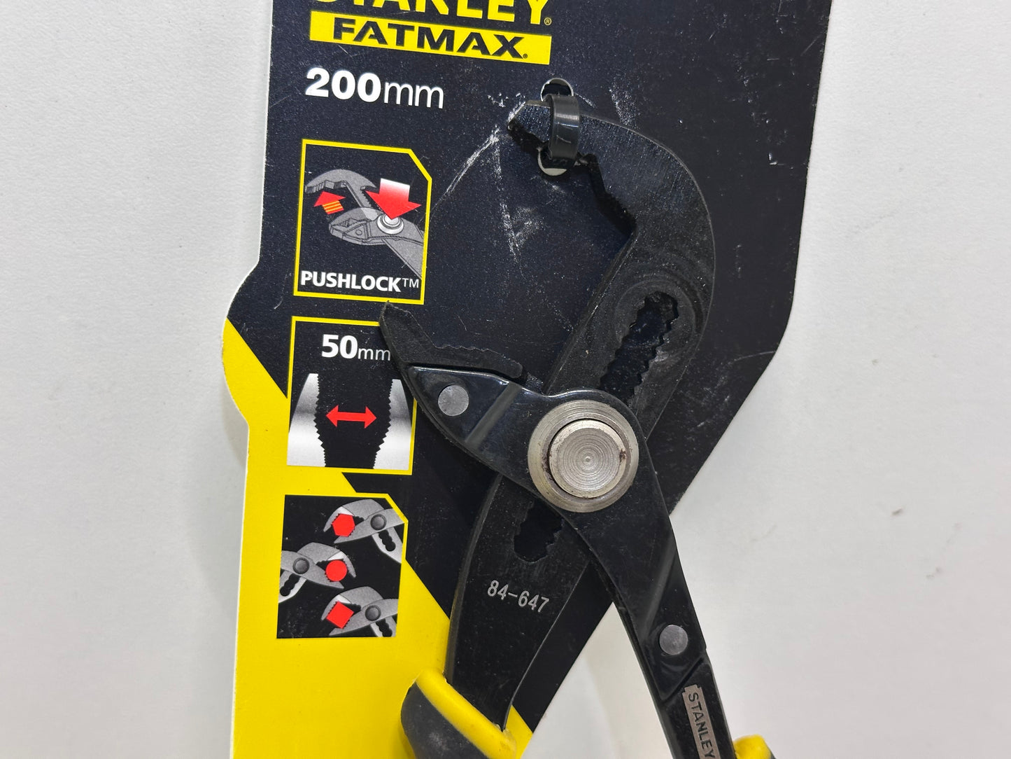 STANLEY 0-84-647 - Pince Multiprise À Verrouillage Gamme FATMAX - Mâchoire Renforcée Par Induction - Bouton Pushlock 17 Positions - Poignée Bi Matière - Finition Black Chrome - Normes Iso/Din 8976.