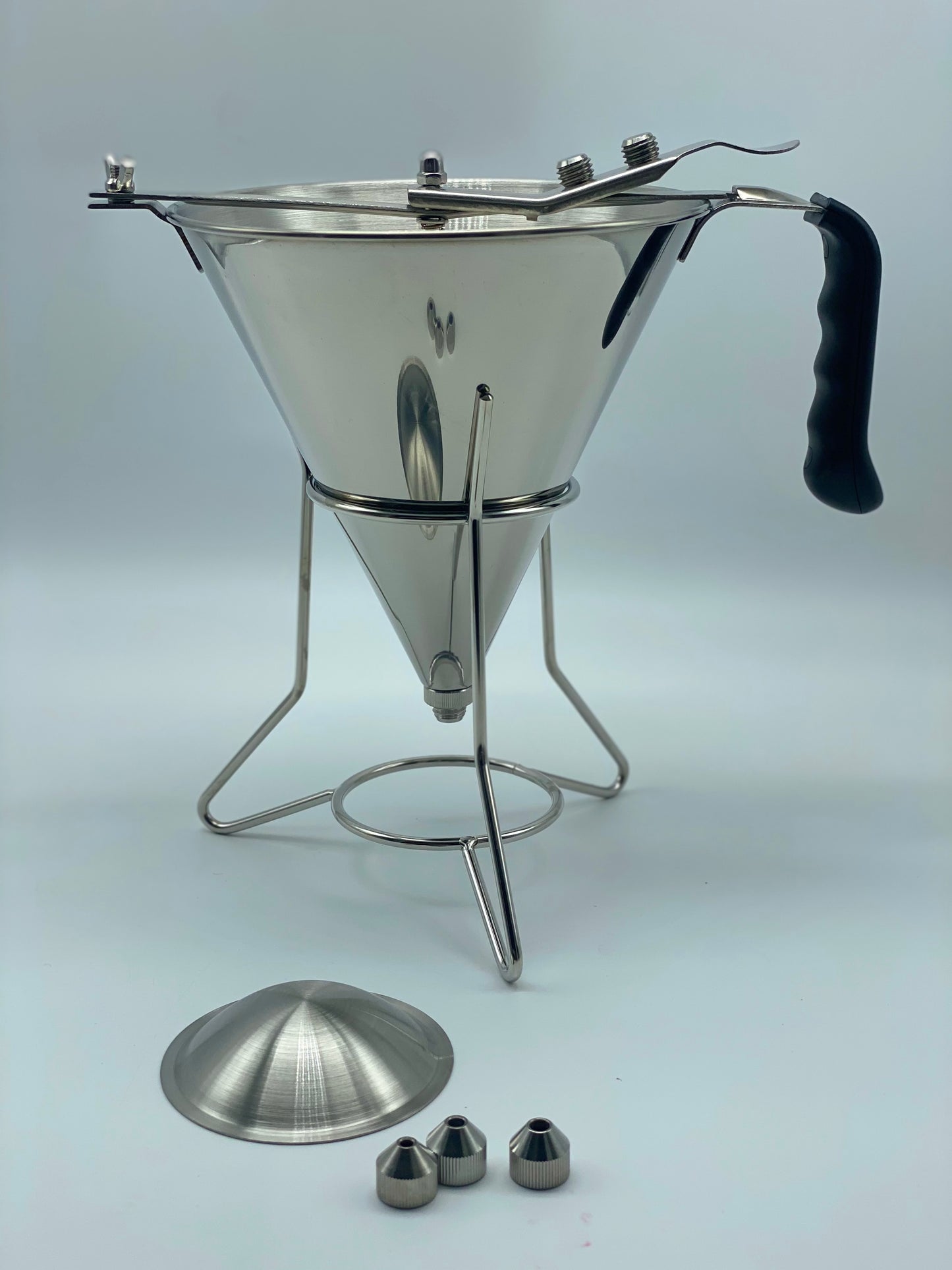 Entonnoir de confiserie 1,8 L avec 3 Buses de différentes Tailles, Entonnoir de Cuisson en Acier Inoxydable 304 de qualité Alimentaire avec Support amélioré pour Une Utilisation en Boulangerie.