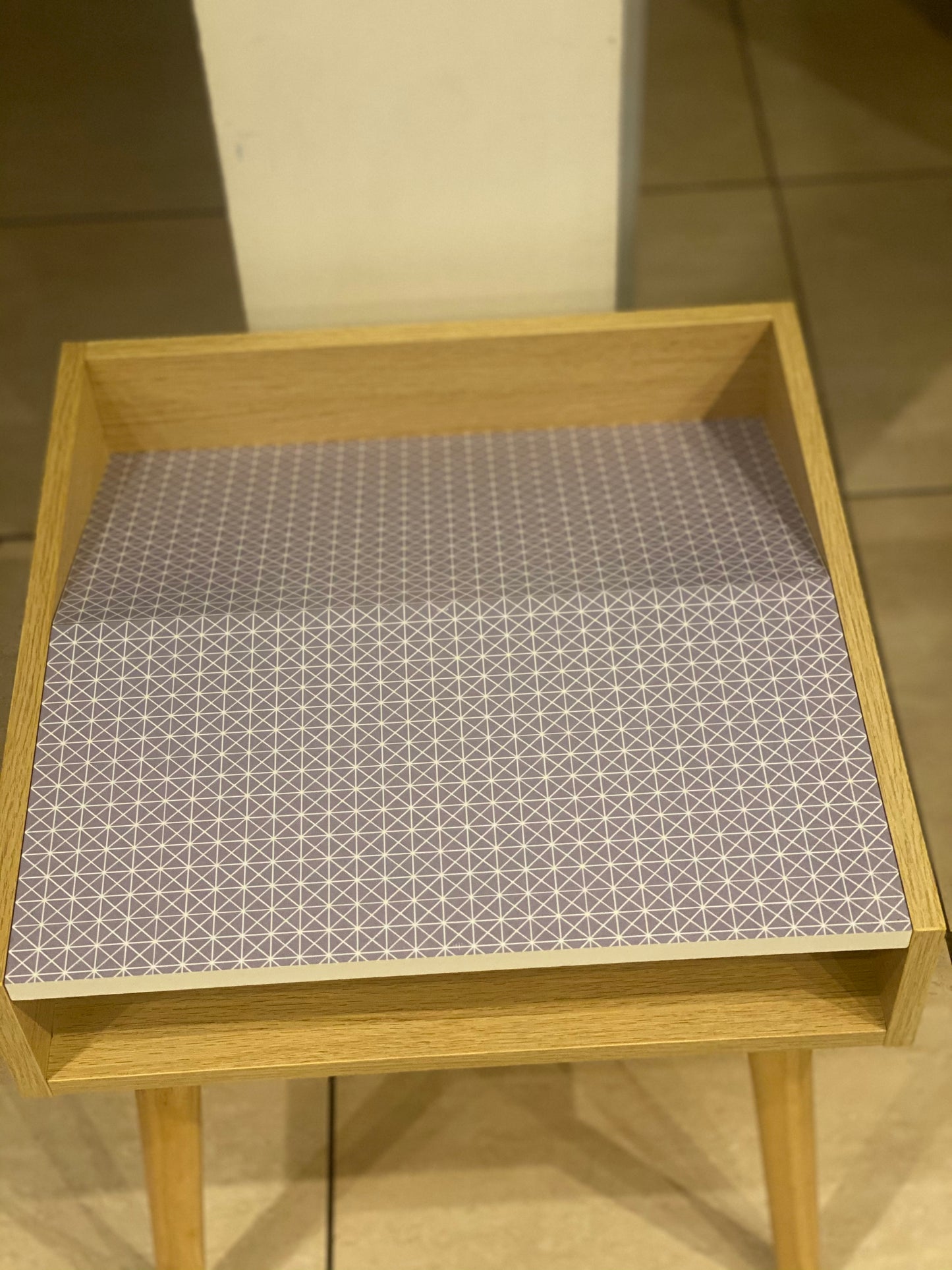 Bout de canapé scandinave sérigraphié gris/chêne À Monter Soit Même