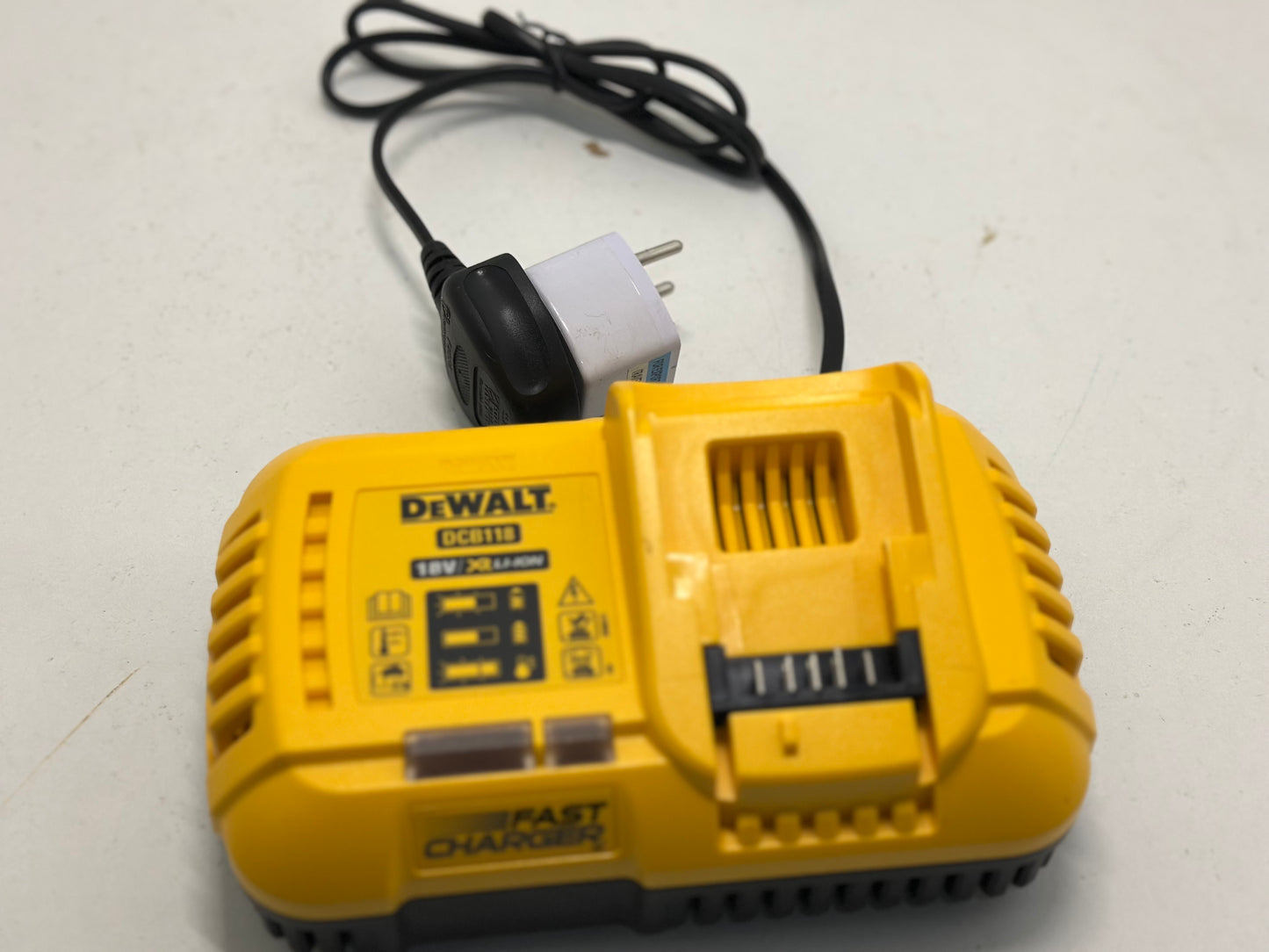 DEWALT - Chargeur Rapide XR FLEXVOLT: 54V - 18V Jaune
