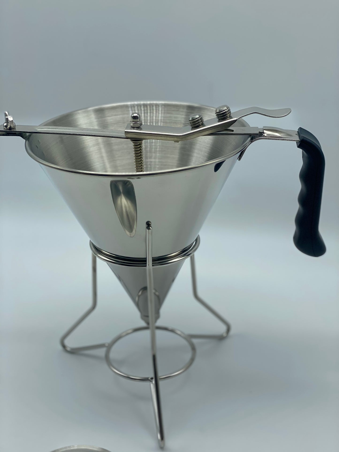 Entonnoir de confiserie 1,8 L avec 3 Buses de différentes Tailles, Entonnoir de Cuisson en Acier Inoxydable 304 de qualité Alimentaire avec Support amélioré pour Une Utilisation en Boulangerie.