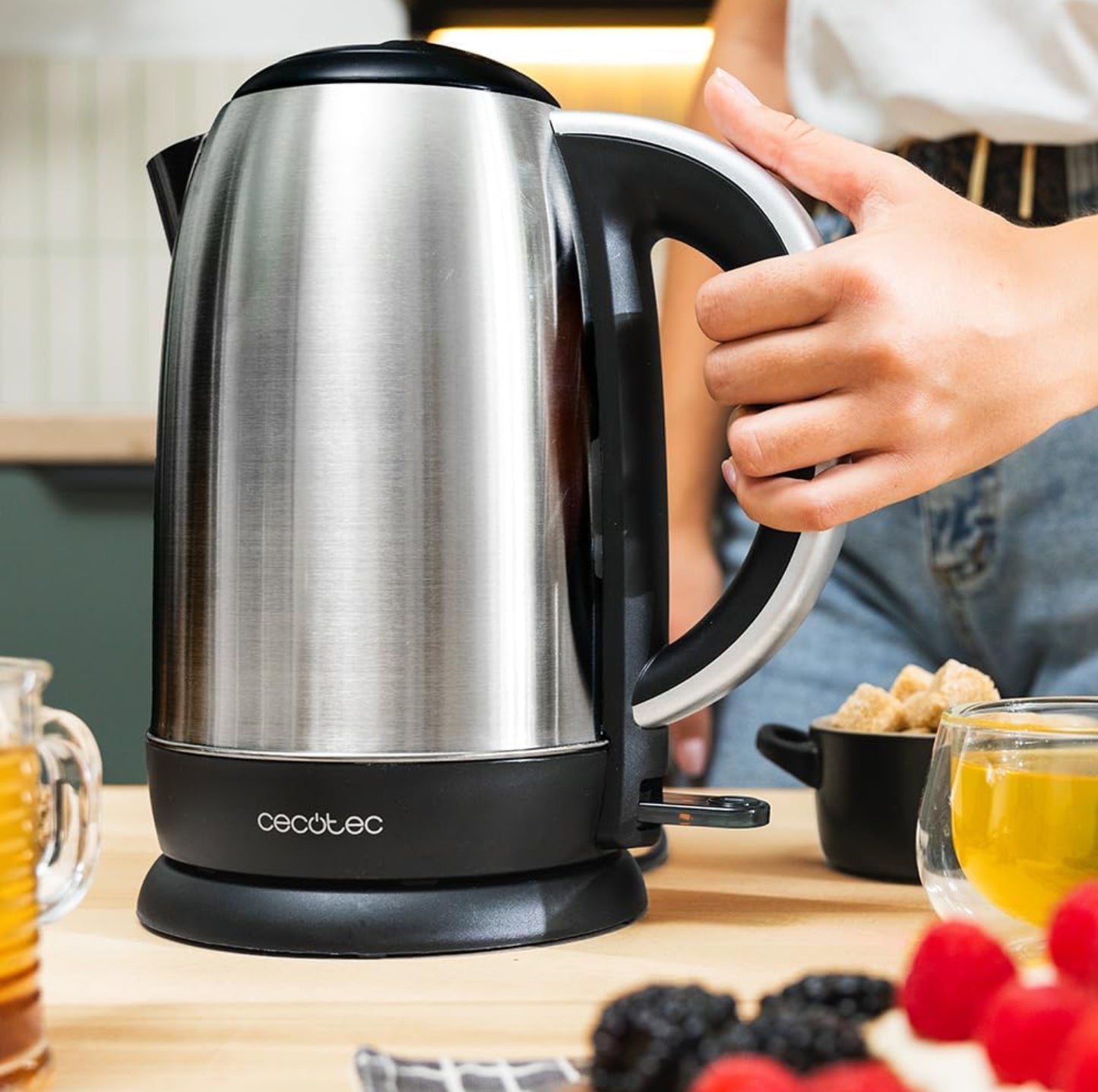 Cecotec Bouilloire Électrique de 1,7L Thermosense 200 Steel. 2200W, Corps en Acier Inoxydable, Base Rotative à 360º, Indicateur Lumineux, Double Système de Protection.
