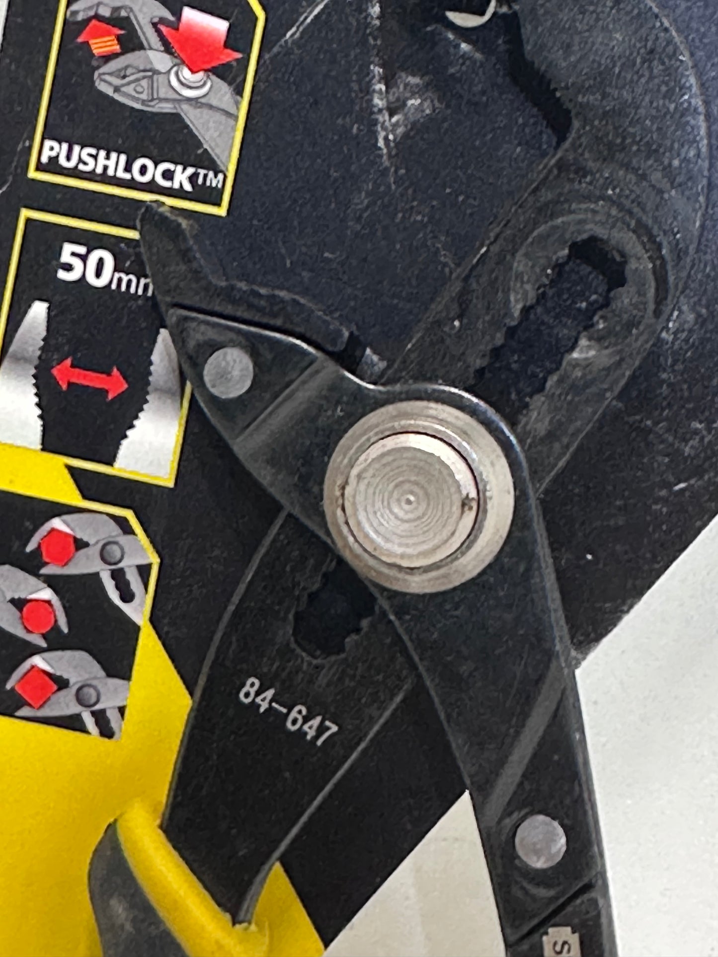 STANLEY 0-84-647 - Pince Multiprise À Verrouillage Gamme FATMAX - Mâchoire Renforcée Par Induction - Bouton Pushlock 17 Positions - Poignée Bi Matière - Finition Black Chrome - Normes Iso/Din 8976.