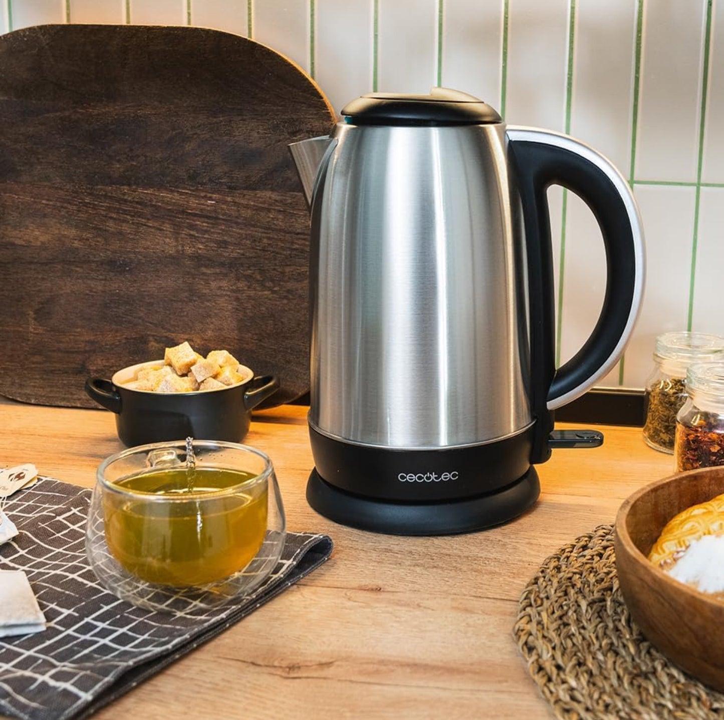 Cecotec Bouilloire Électrique de 1,7L Thermosense 200 Steel. 2200W, Corps en Acier Inoxydable, Base Rotative à 360º, Indicateur Lumineux, Double Système de Protection.