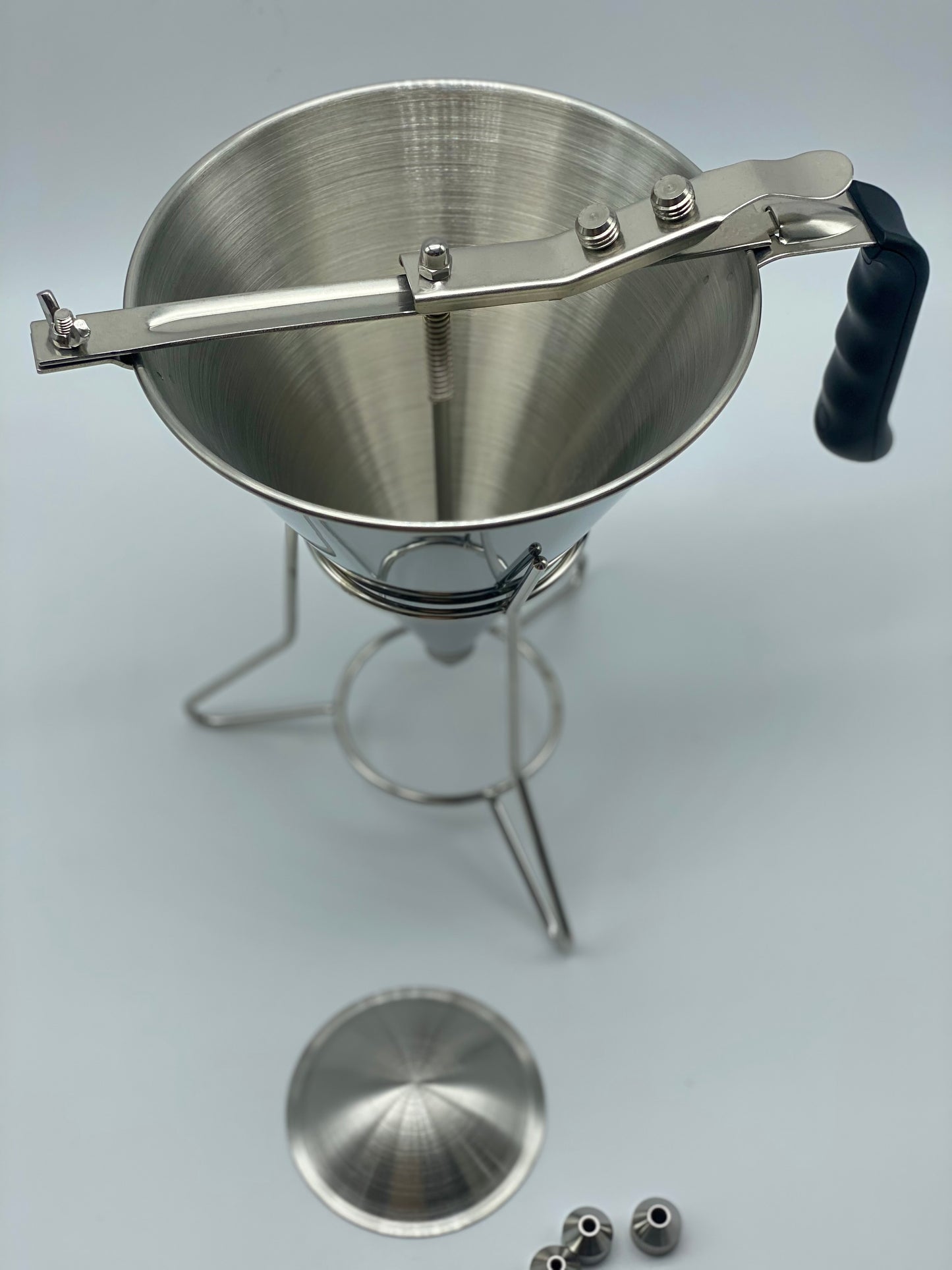 Entonnoir de confiserie 1,8 L avec 3 Buses de différentes Tailles, Entonnoir de Cuisson en Acier Inoxydable 304 de qualité Alimentaire avec Support amélioré pour Une Utilisation en Boulangerie.