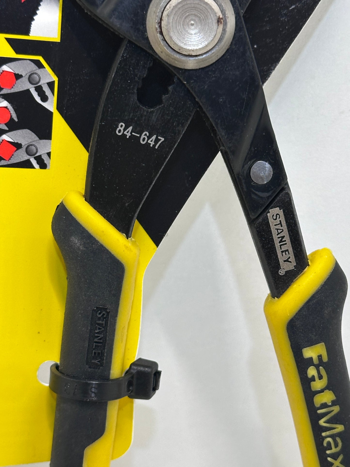 STANLEY 0-84-647 - Pince Multiprise À Verrouillage Gamme FATMAX - Mâchoire Renforcée Par Induction - Bouton Pushlock 17 Positions - Poignée Bi Matière - Finition Black Chrome - Normes Iso/Din 8976.