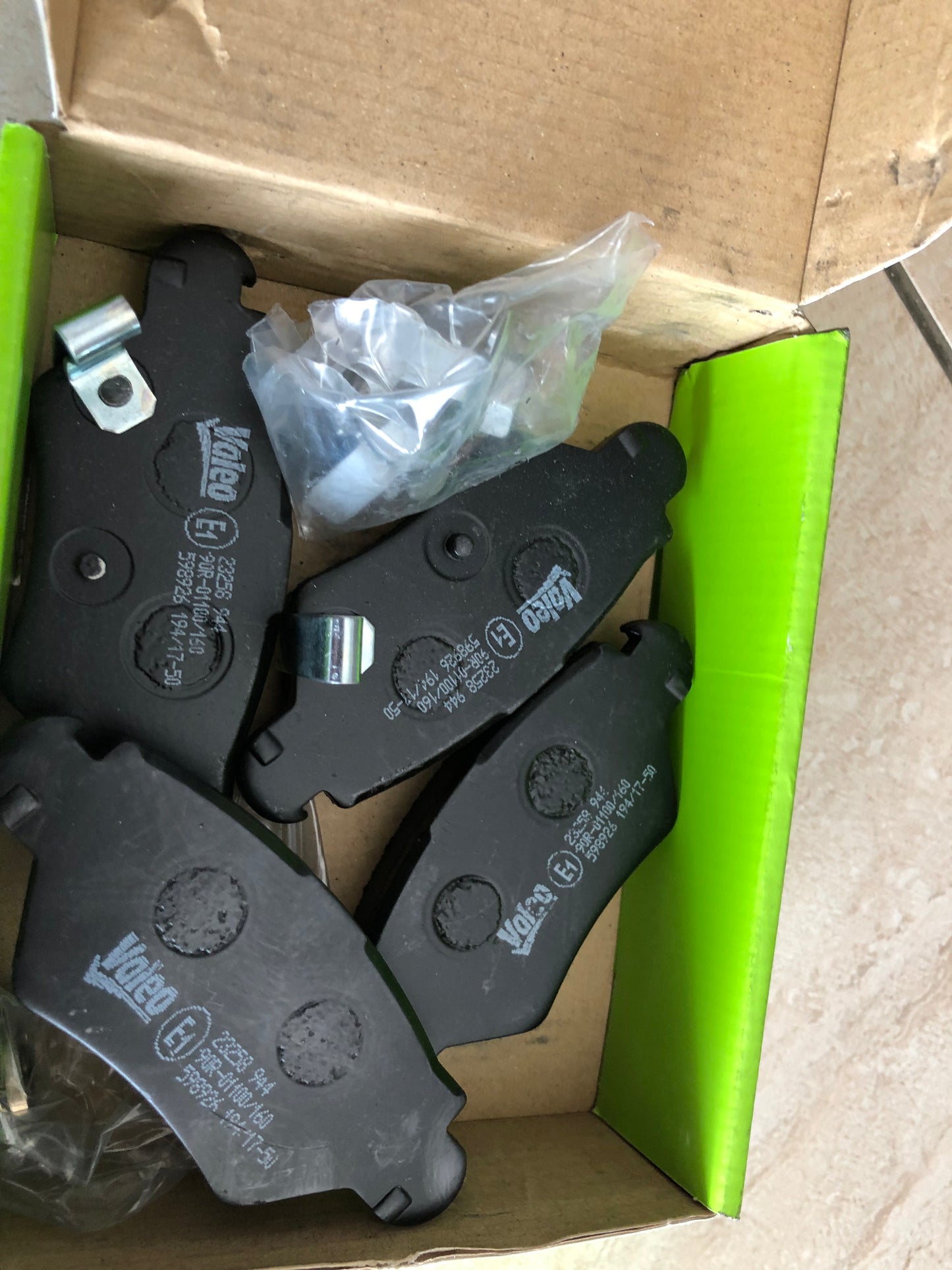 VALEO Jeu de plaquettes de frein FIRST, Essieu avant, contact de signal d'usure exclu, neuve