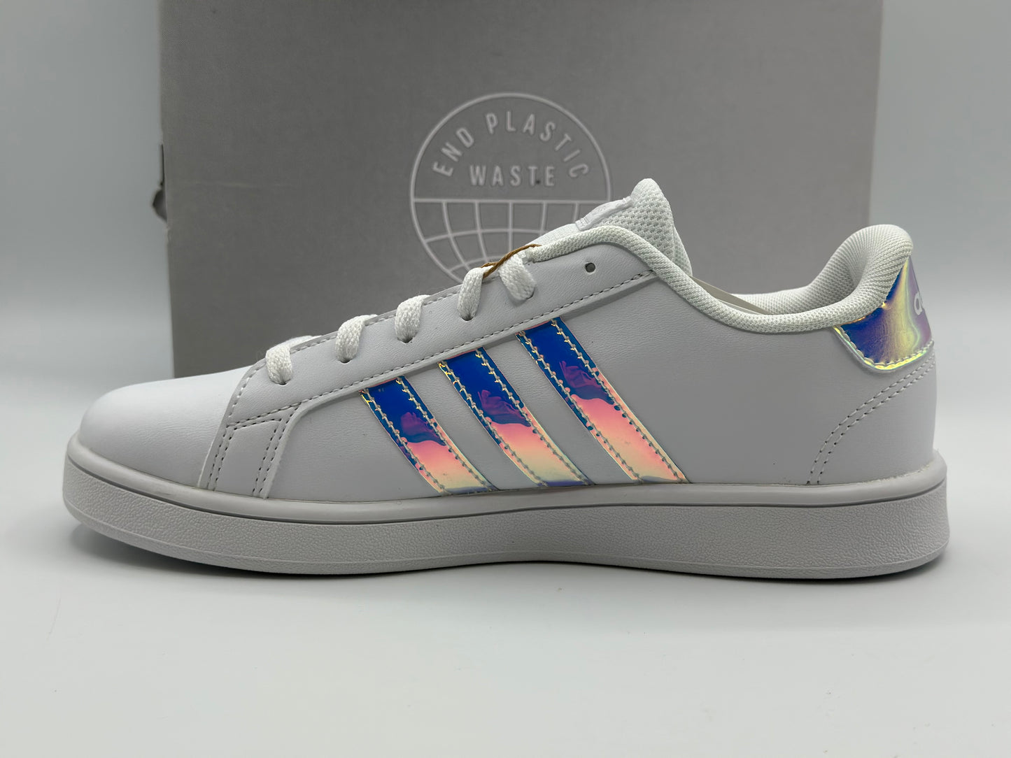 Baskets femme à bandes irisées – Adidas Grand Court K blanc