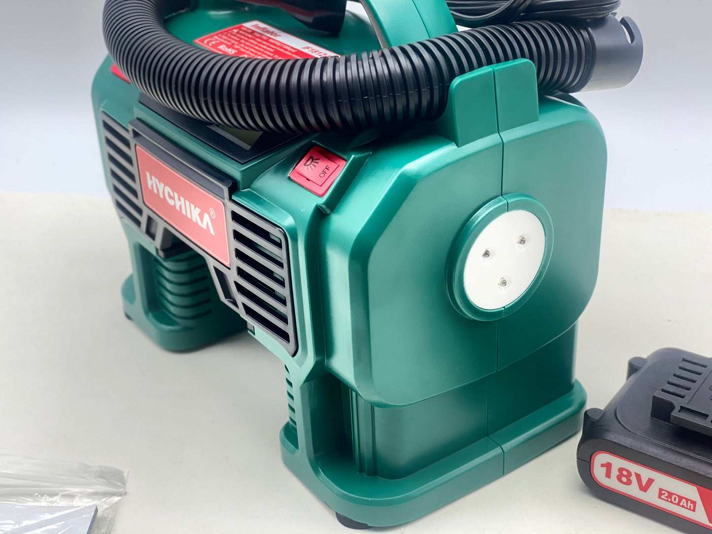 Compresseur d'air Portatif 18V HYCHIKA, Alimenté par 2A Batterie/Allume Cigare 2x2ah + chargeur neuf