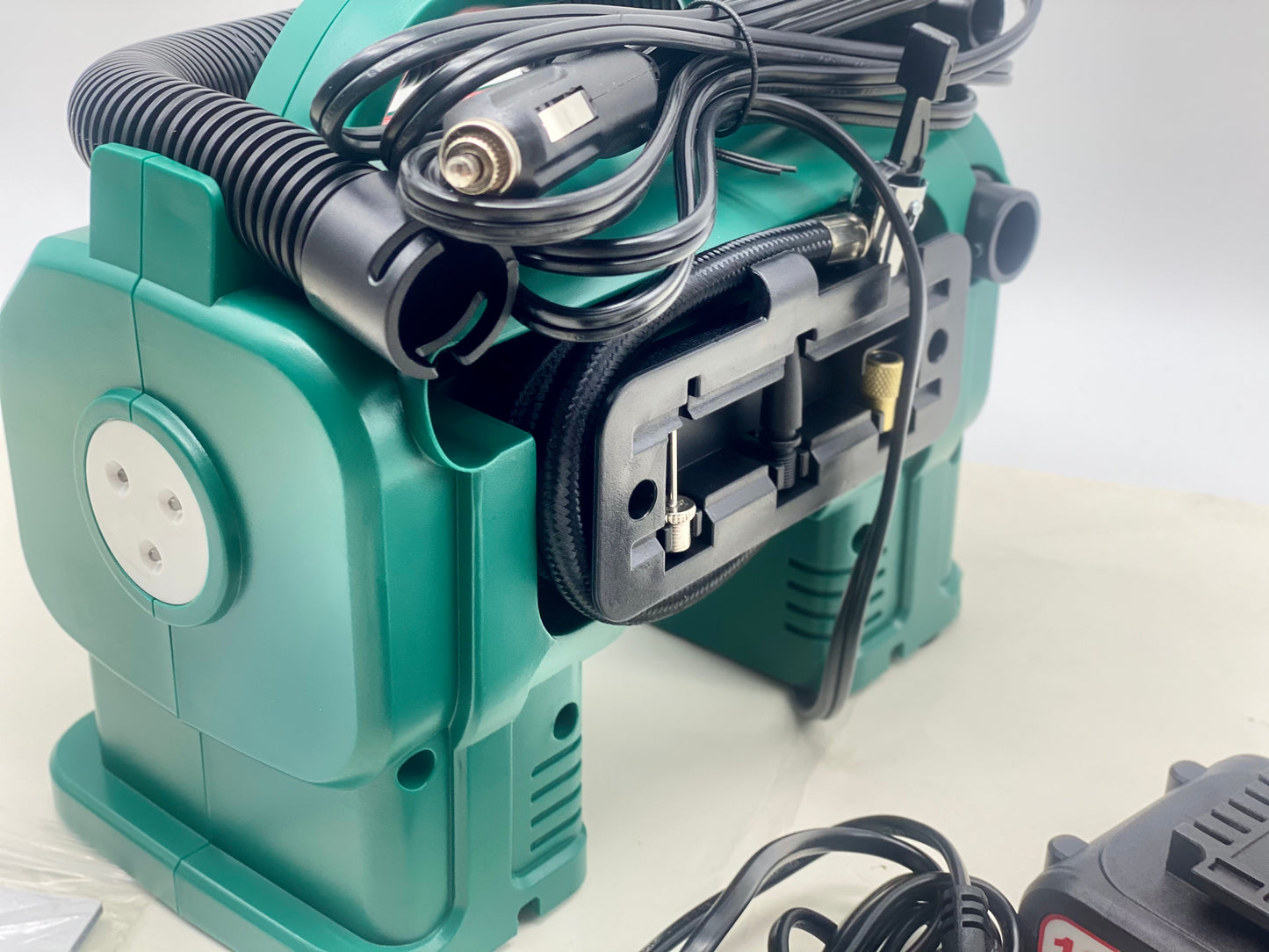 Compresseur d'air Portatif 18V HYCHIKA, Alimenté par 2A Batterie/Allume Cigare 2x2ah + chargeur neuf