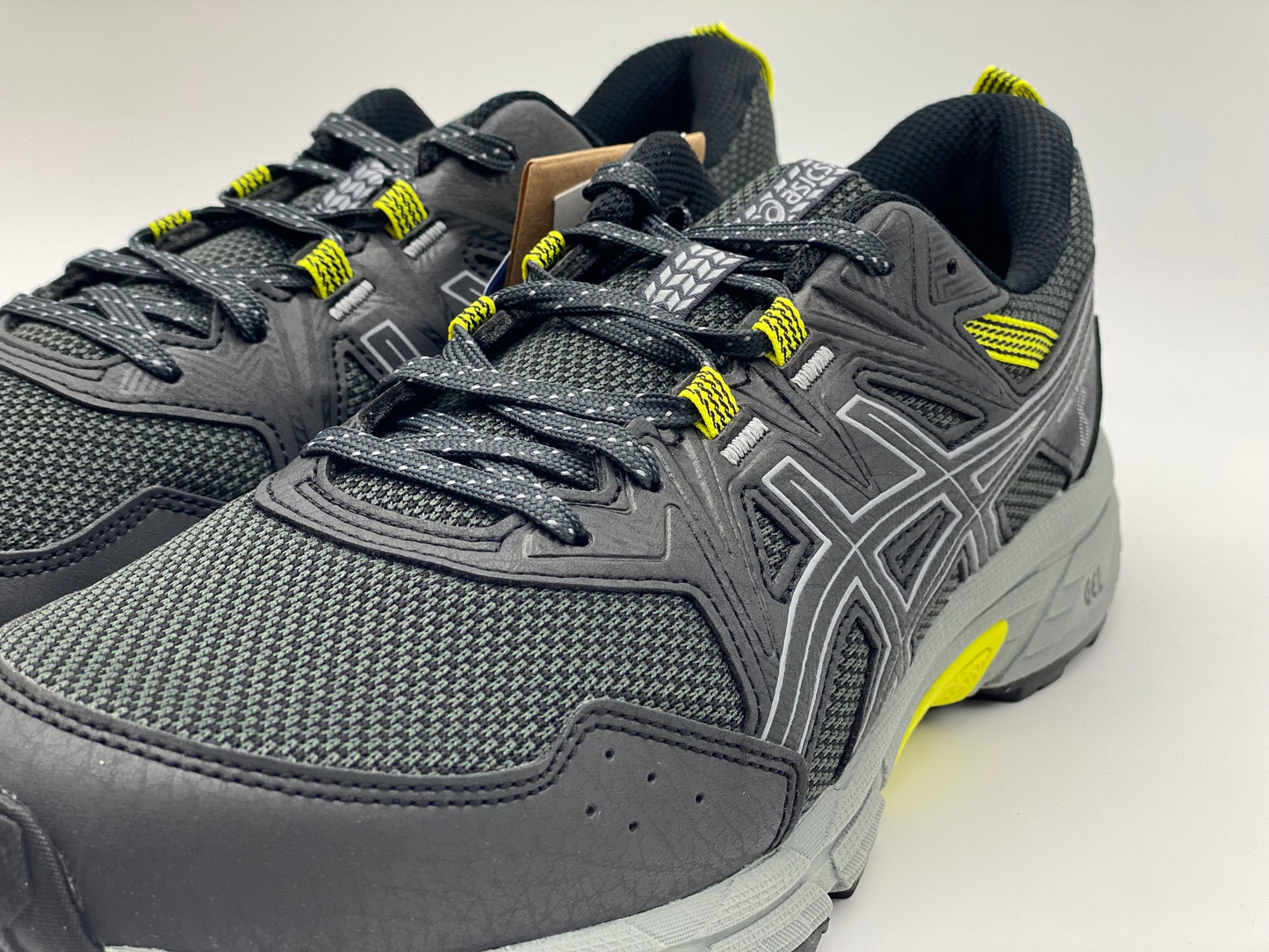 Baskets Asics neuves et authentique taille 42,5