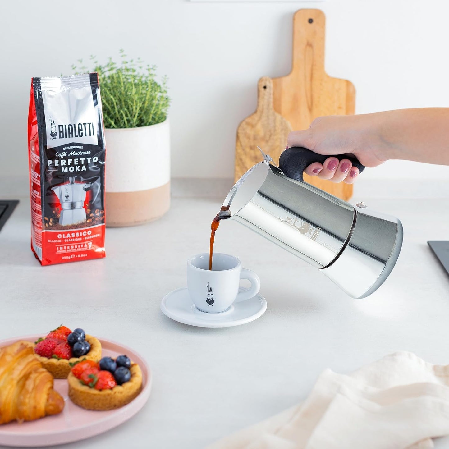 Bialetti - Nouvelle cafetière expresso Venus Induction, Plaque de cuisson en acier inoxydable, Adaptée à toutes les sources de chaleur, 6 Tasses, Aluminium, 235ml,Argent [Classe énergétique A+]