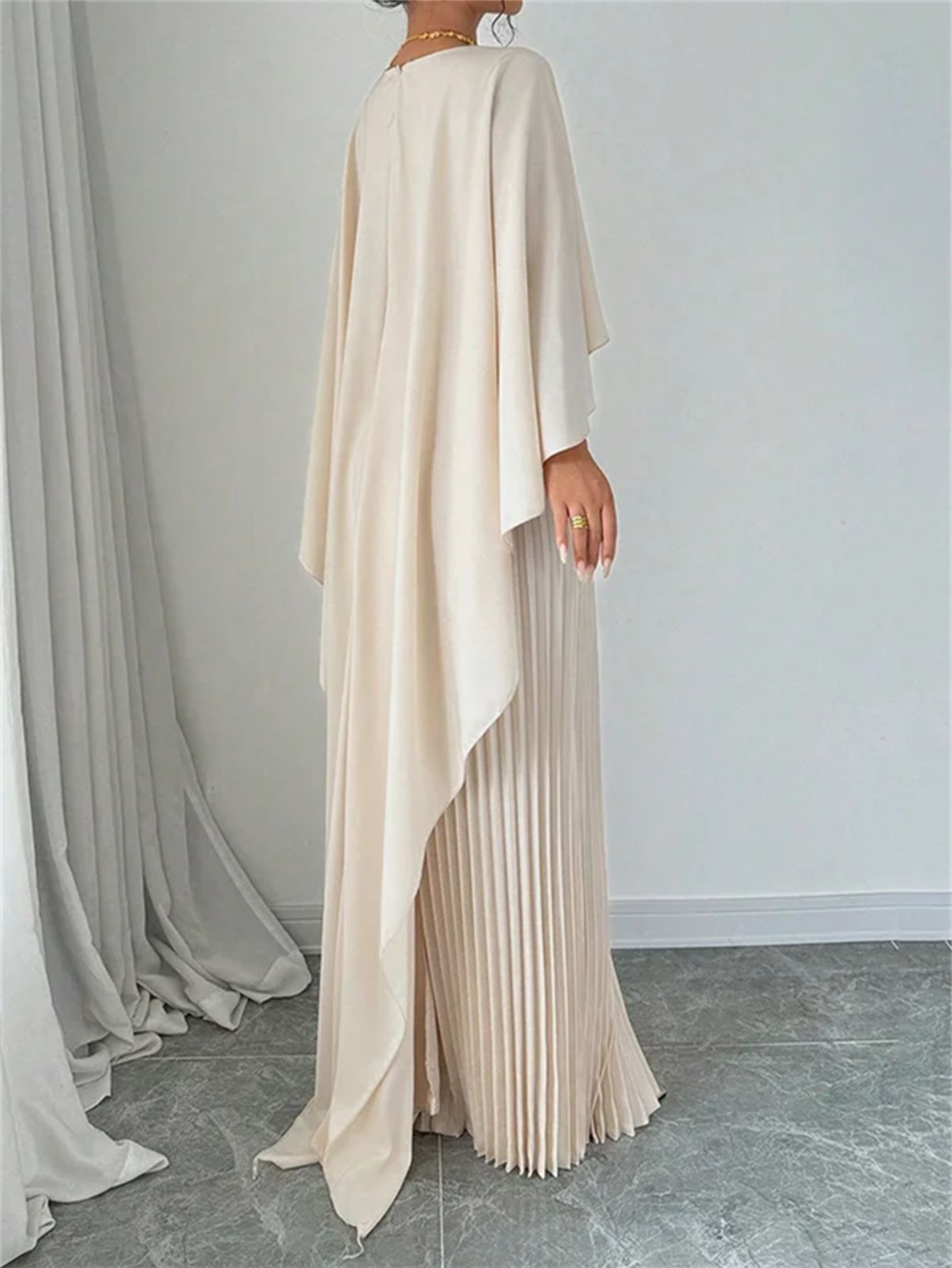 Robe "Aura-Plissée" – Coupe Mi-Longue, Manches Chauve-Souris & Design Sculptural