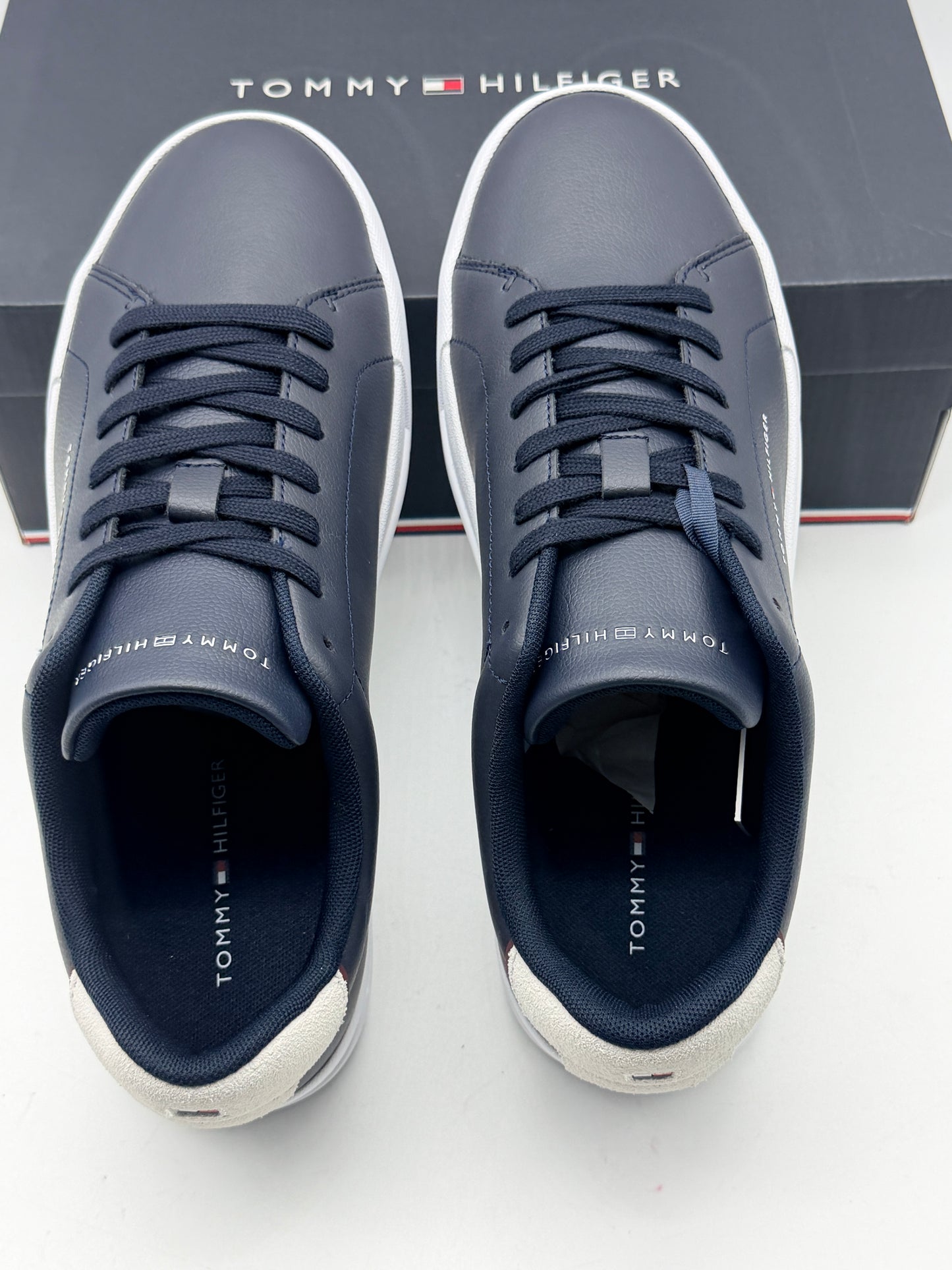 Tommy Hilfiger Baskets Homme Détail Essential en Cuir, Noir (Black/Black), 43