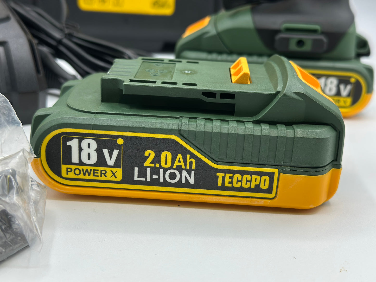 Visseuse sans fil TECCPO 18 V, 45 Nm, 2 batteries 2000 mAh et 105 accessoires, chargeur rapide, 21 + 3 niveaux de couple, 2 vitesses, mallette à outils portable - BHD700B