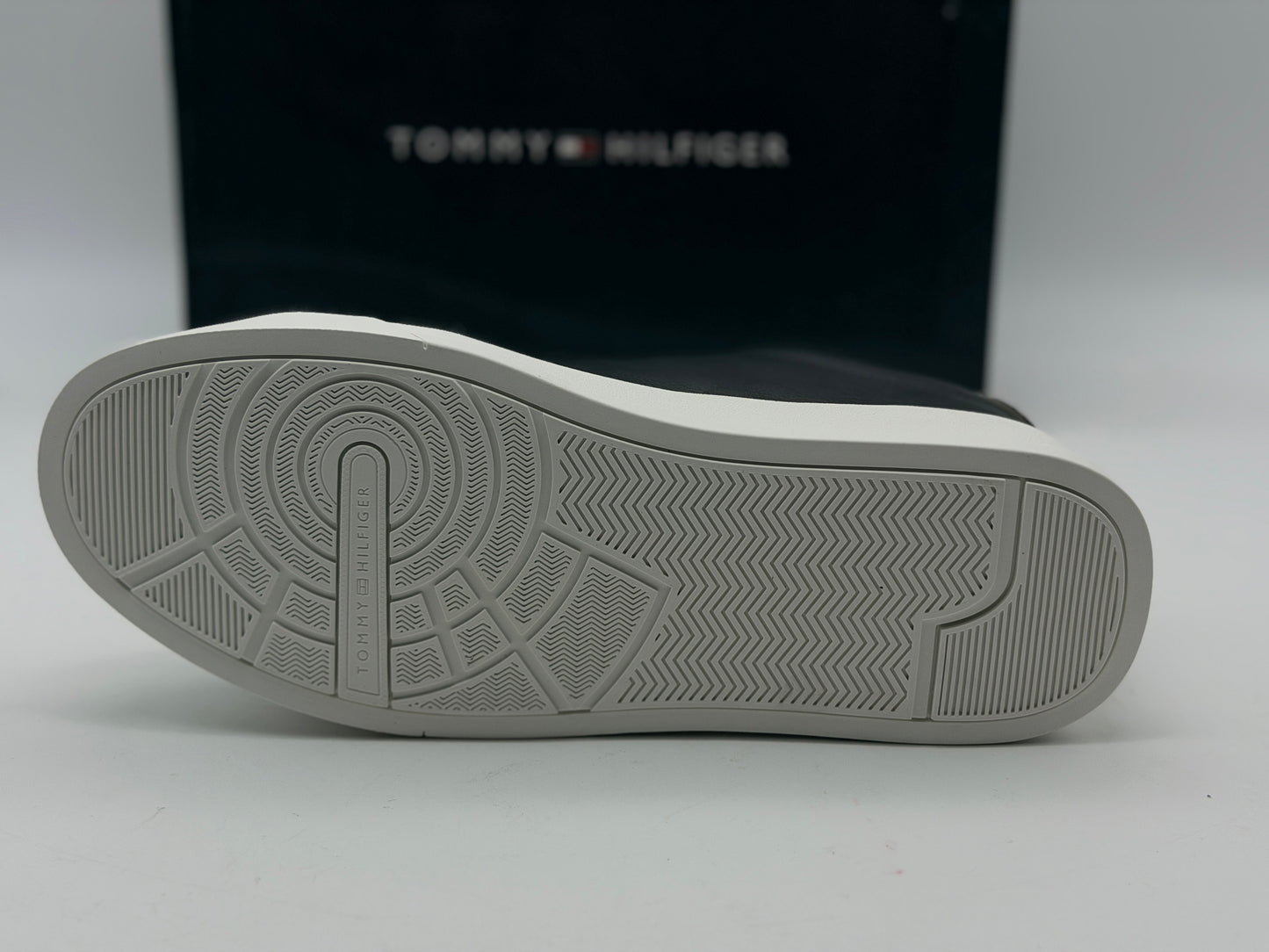 TOMMY HILFIGER
Baskets Court Leather Detail Essential Black