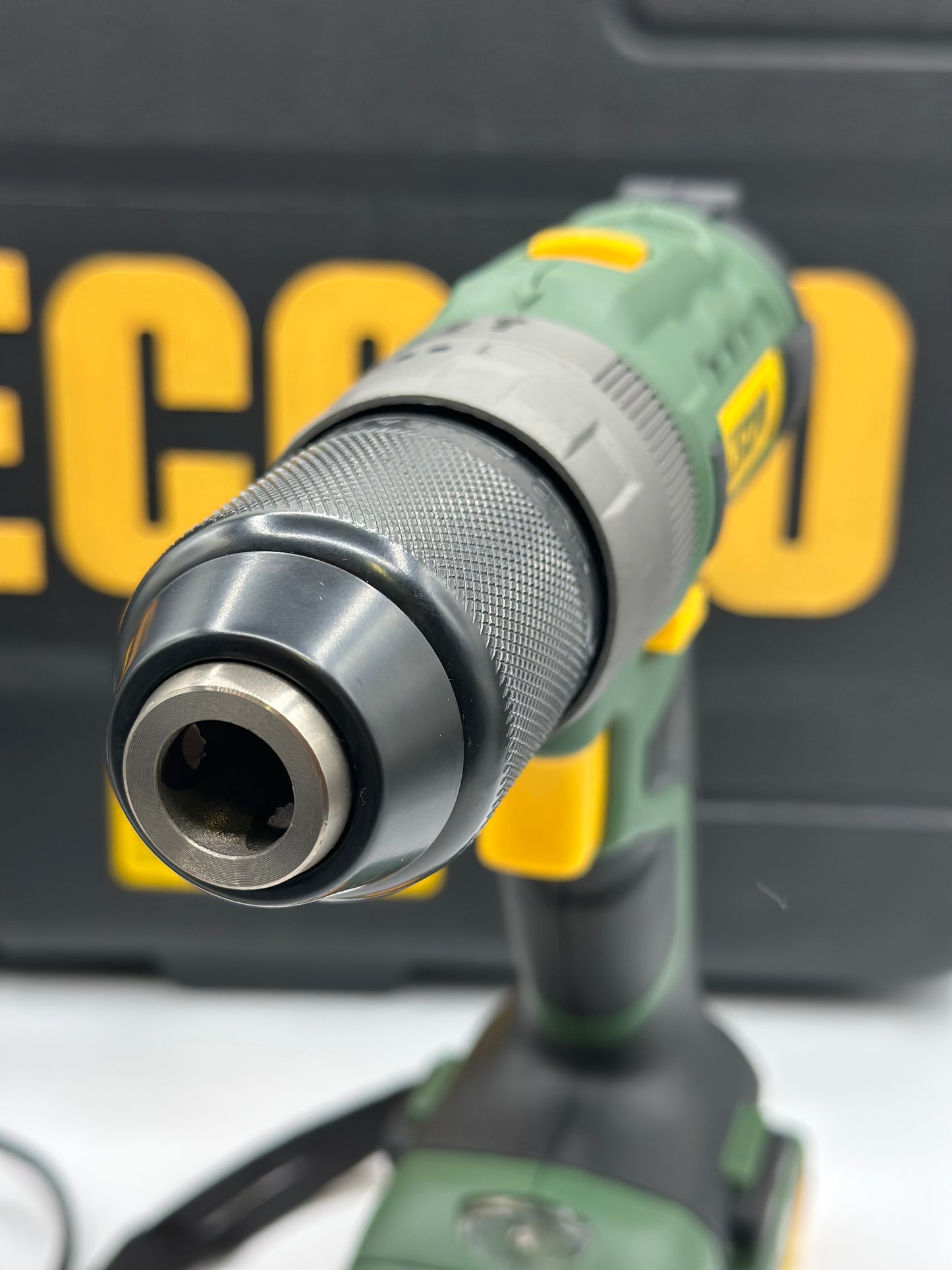 Visseuse sans fil TECCPO 18 V, 45 Nm, 2 batteries 2000 mAh et 105 accessoires, chargeur rapide, 21 + 3 niveaux de couple, 2 vitesses, mallette à outils portable - BHD700B