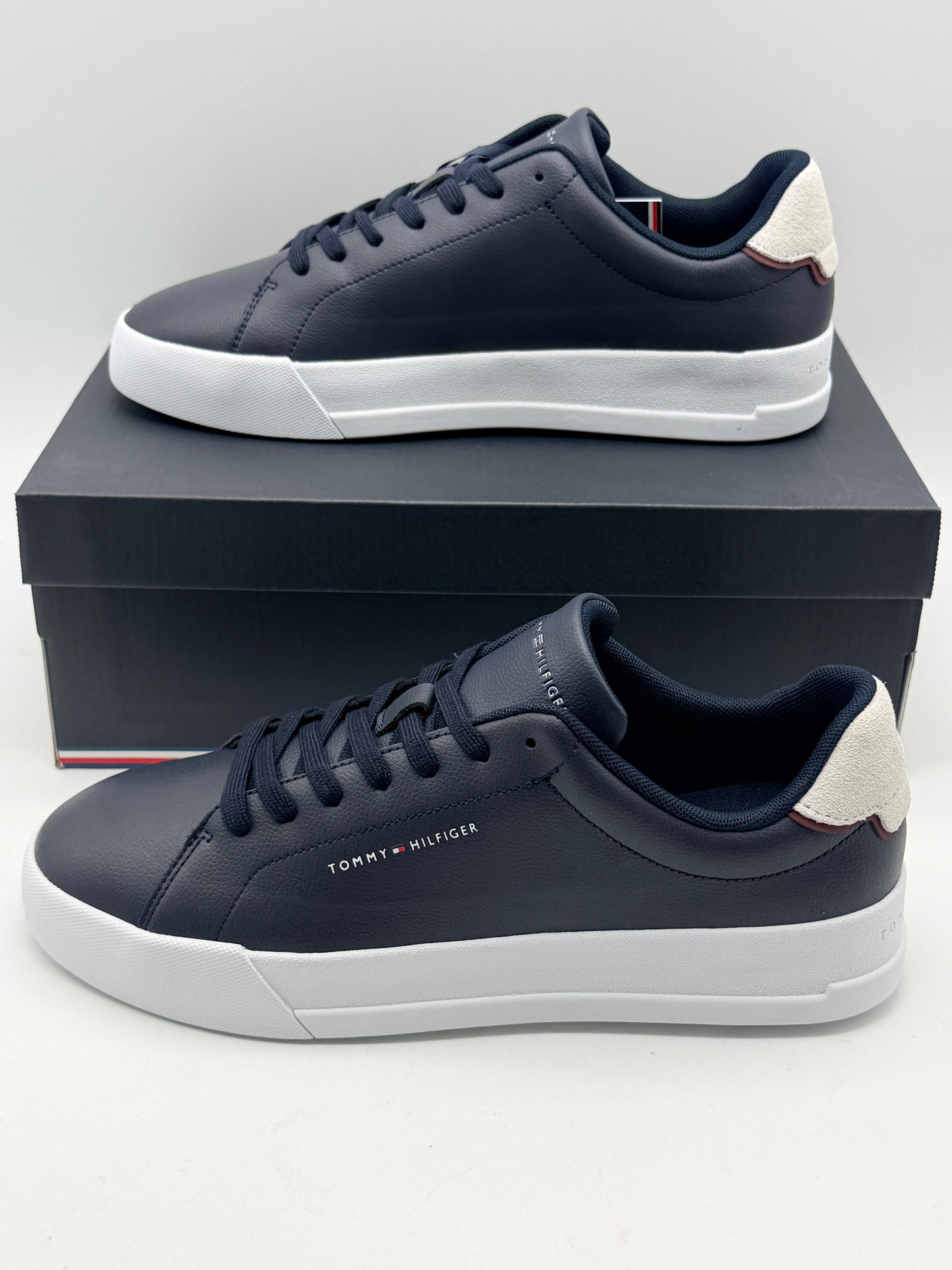 Tommy Hilfiger Baskets Homme Détail Essential en Cuir, Noir (Black/Black), 43