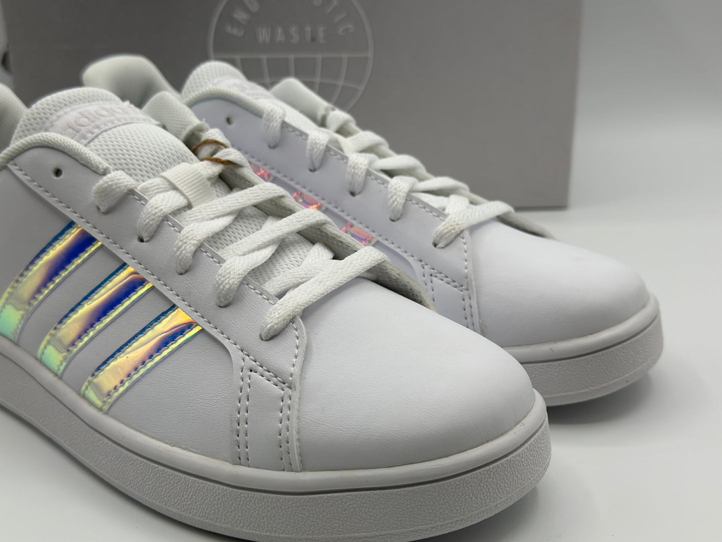 Baskets femme à bandes irisées – Adidas Grand Court K blanc