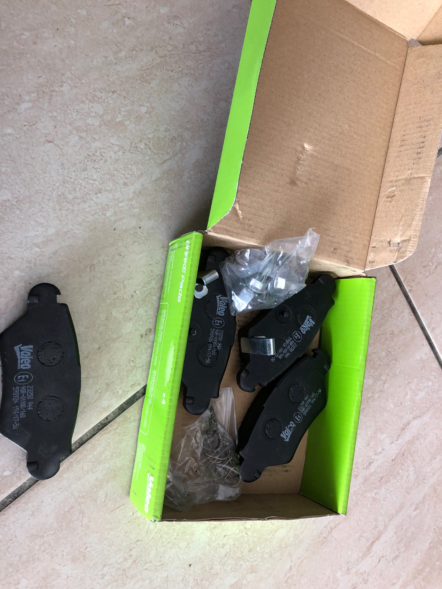 VALEO Jeu de plaquettes de frein FIRST, Essieu avant, contact de signal d'usure exclu, neuve