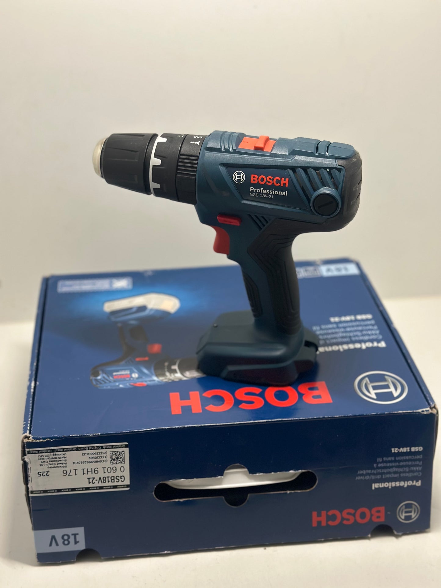 Bosch Professional 18V System perceuse-visseuse à percussion sans-fil GSB 18V-21 (couple maxi 55 Nm, sans batterie ni chargeur, dans carton)