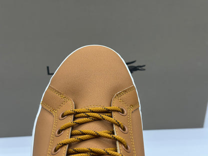 LACOSTE
STRAIGHT SETTHER
MARRON GOMME