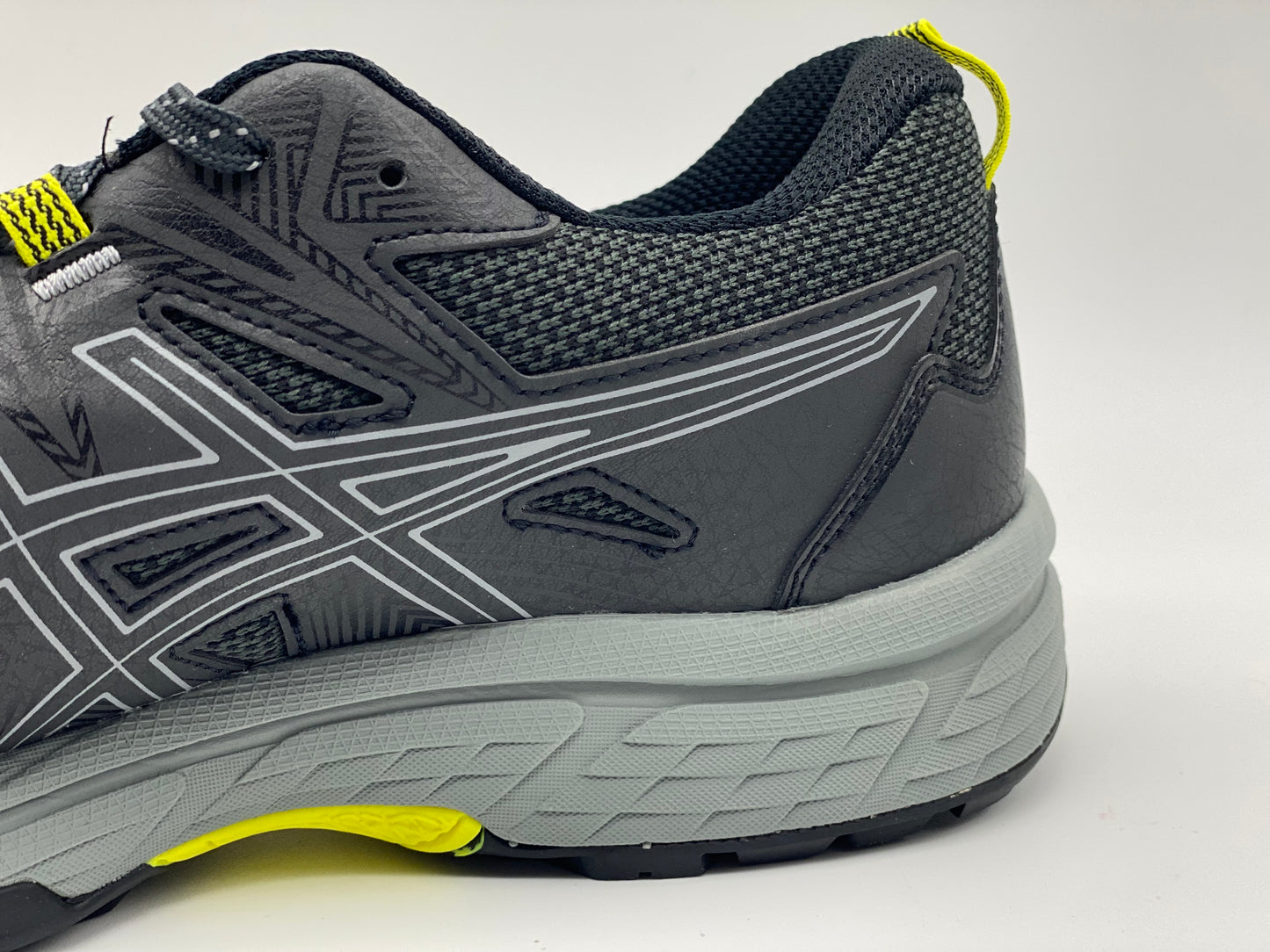 Baskets Asics neuves et authentique taille 42,5