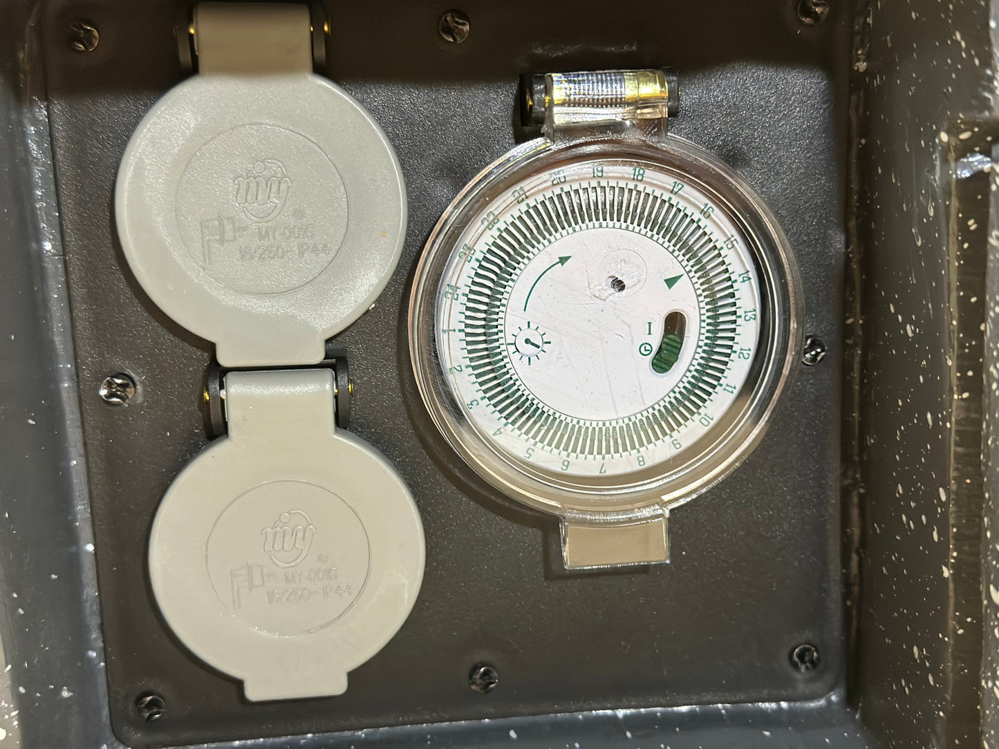 Prise Exterieure Etanche décoratif, 4 Prises 10A/2500W, ou 2 prises +prorgammateur ou Bluetooth