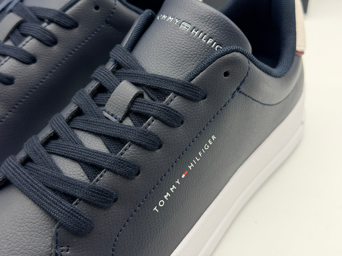 Tommy Hilfiger Baskets Homme Détail Essential en Cuir, Noir (Black/Black), 43