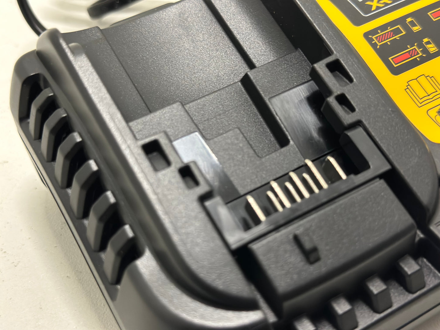 DeWalt - Chargeur universel XR 12V / 18V - DCB1104-QW