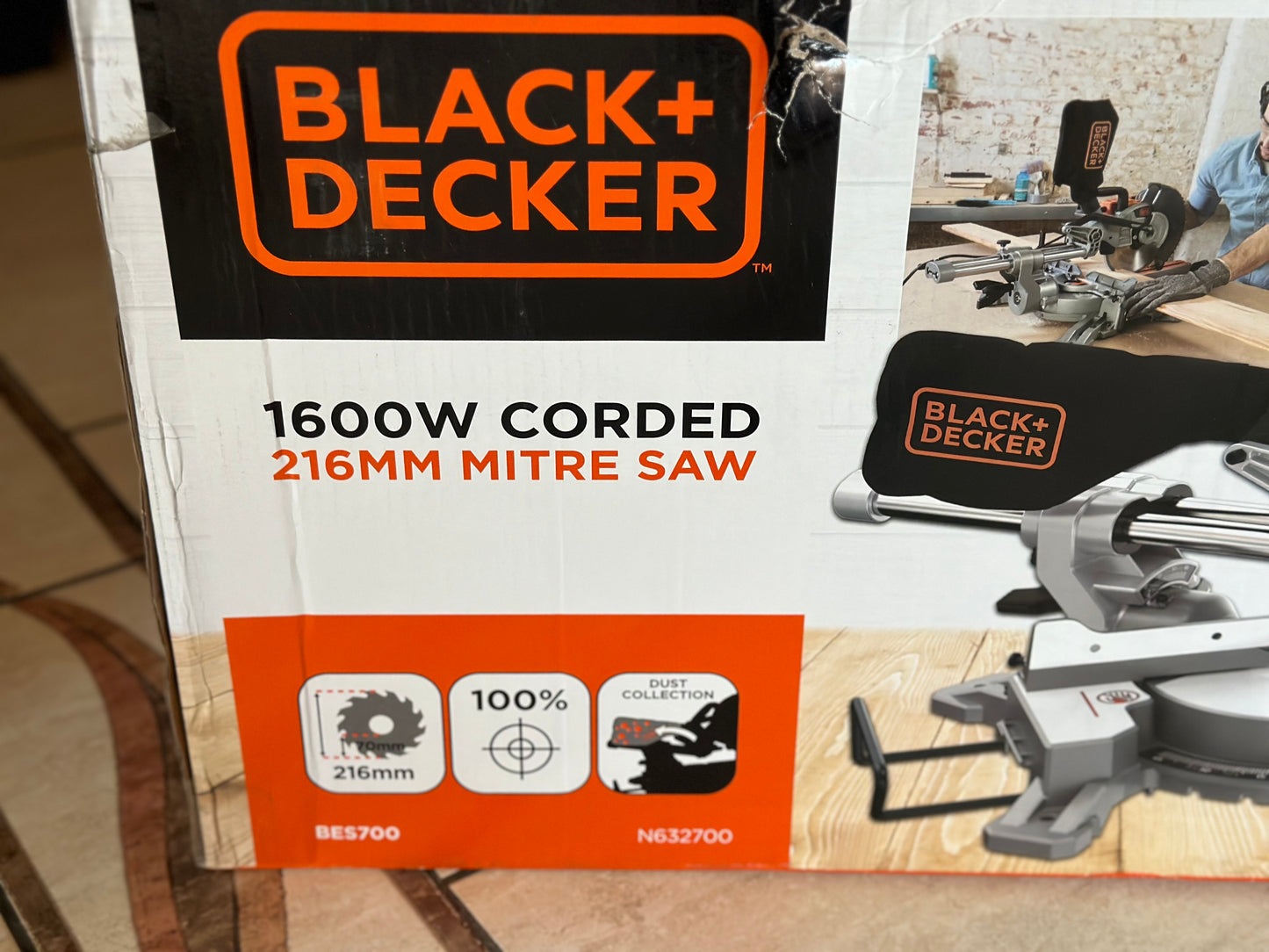 Scie à onglet Black+Decker d'une puissance de 1600 Watts pouvant couper jusqu'à 305 mm