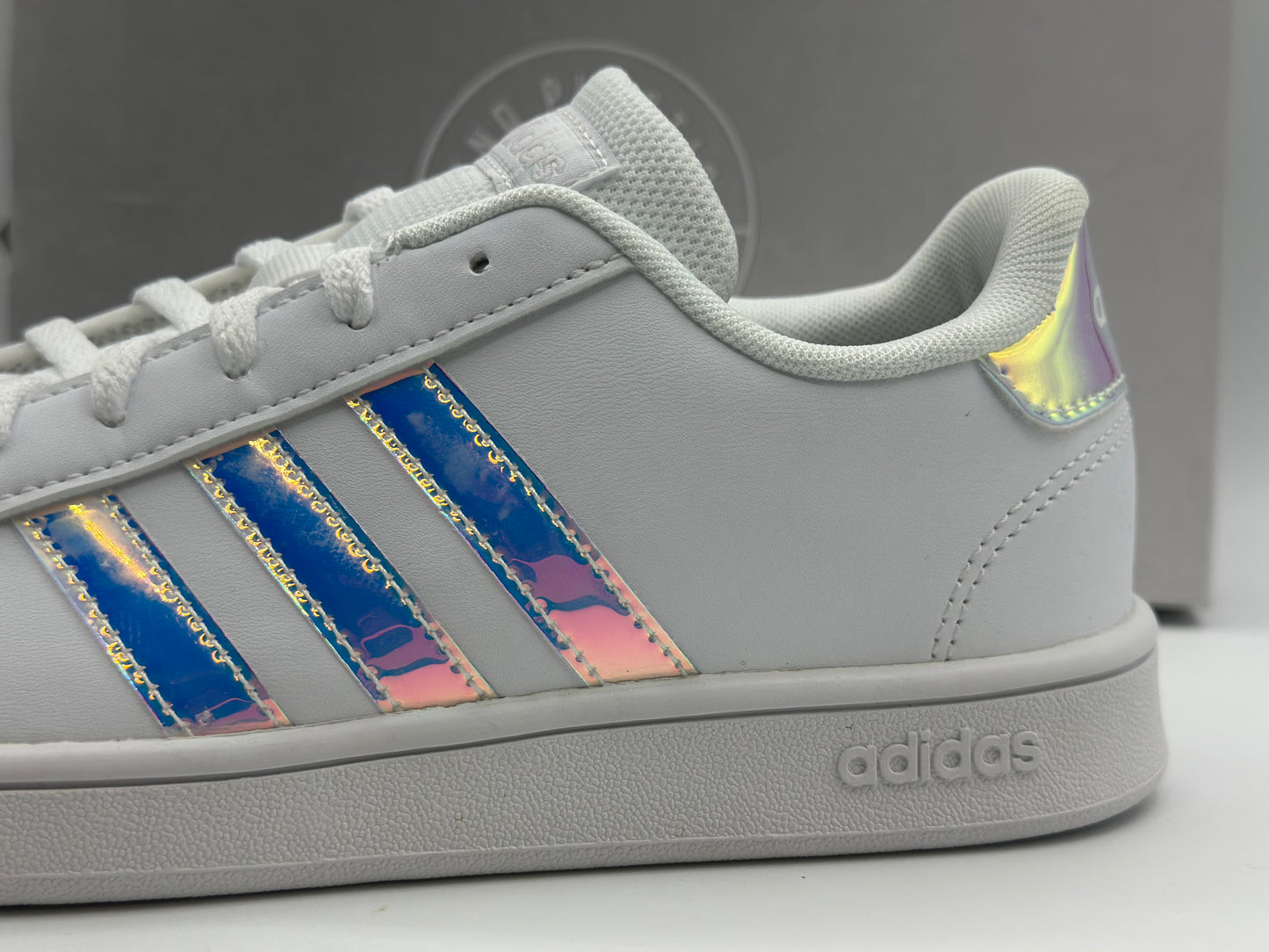 Baskets femme à bandes irisées – Adidas Grand Court K blanc