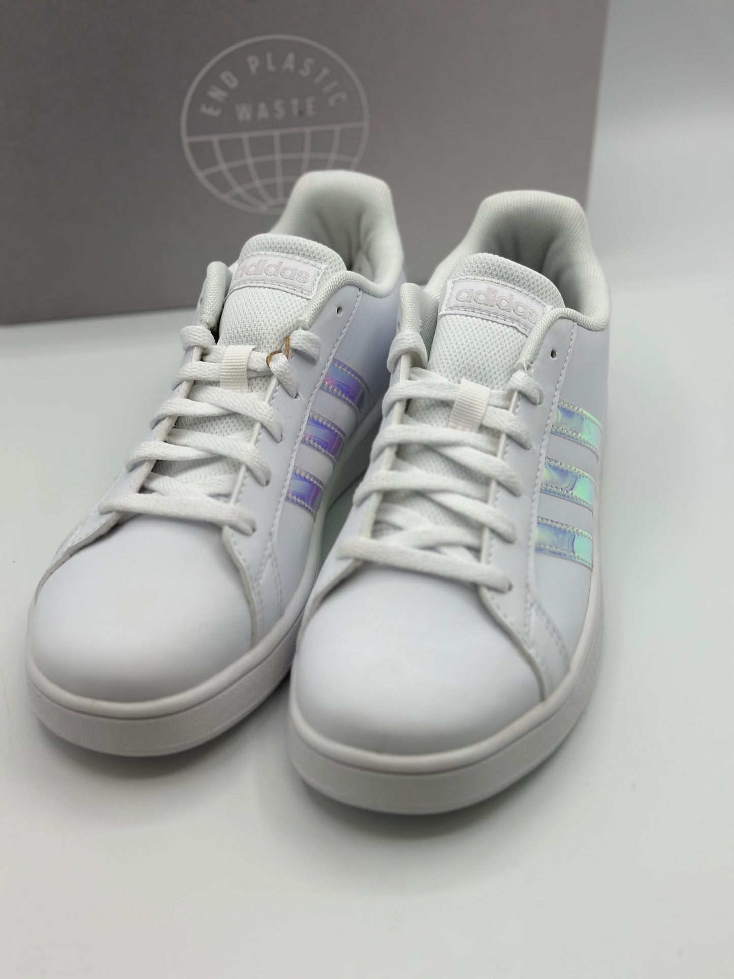 Baskets femme à bandes irisées – Adidas Grand Court K blanc