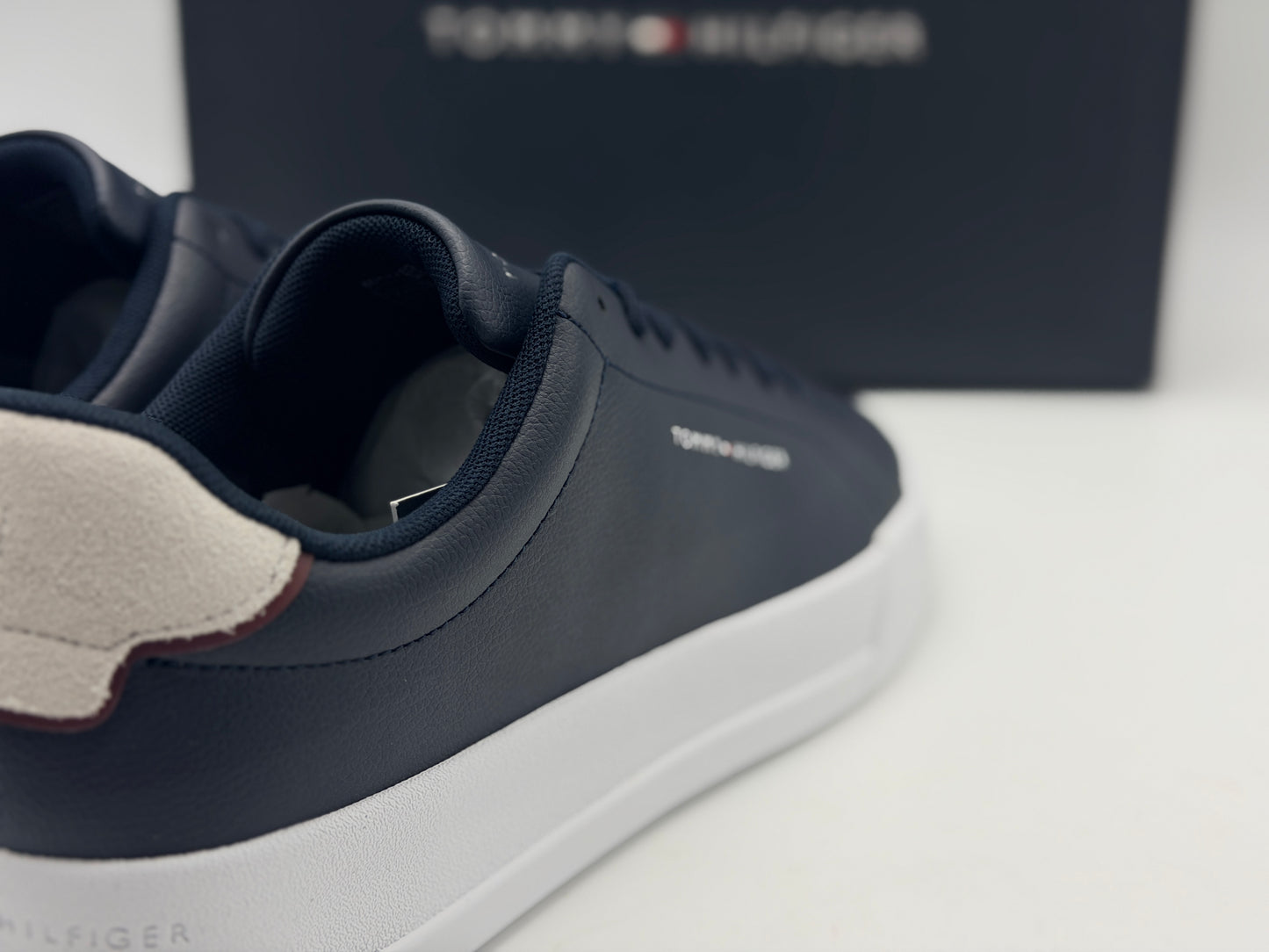 Tommy Hilfiger Baskets Homme Détail Essential en Cuir, Noir (Black/Black), 43