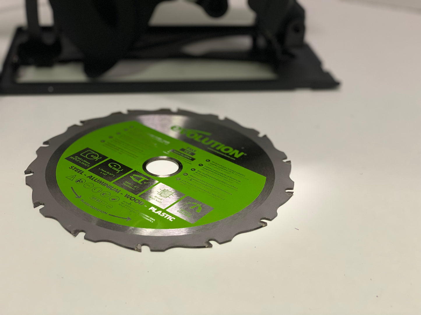 Evolution Power Tools Scie Circulaire Multi-Matériaux, Découpe l’acier, l’aluminium, le bois clouté